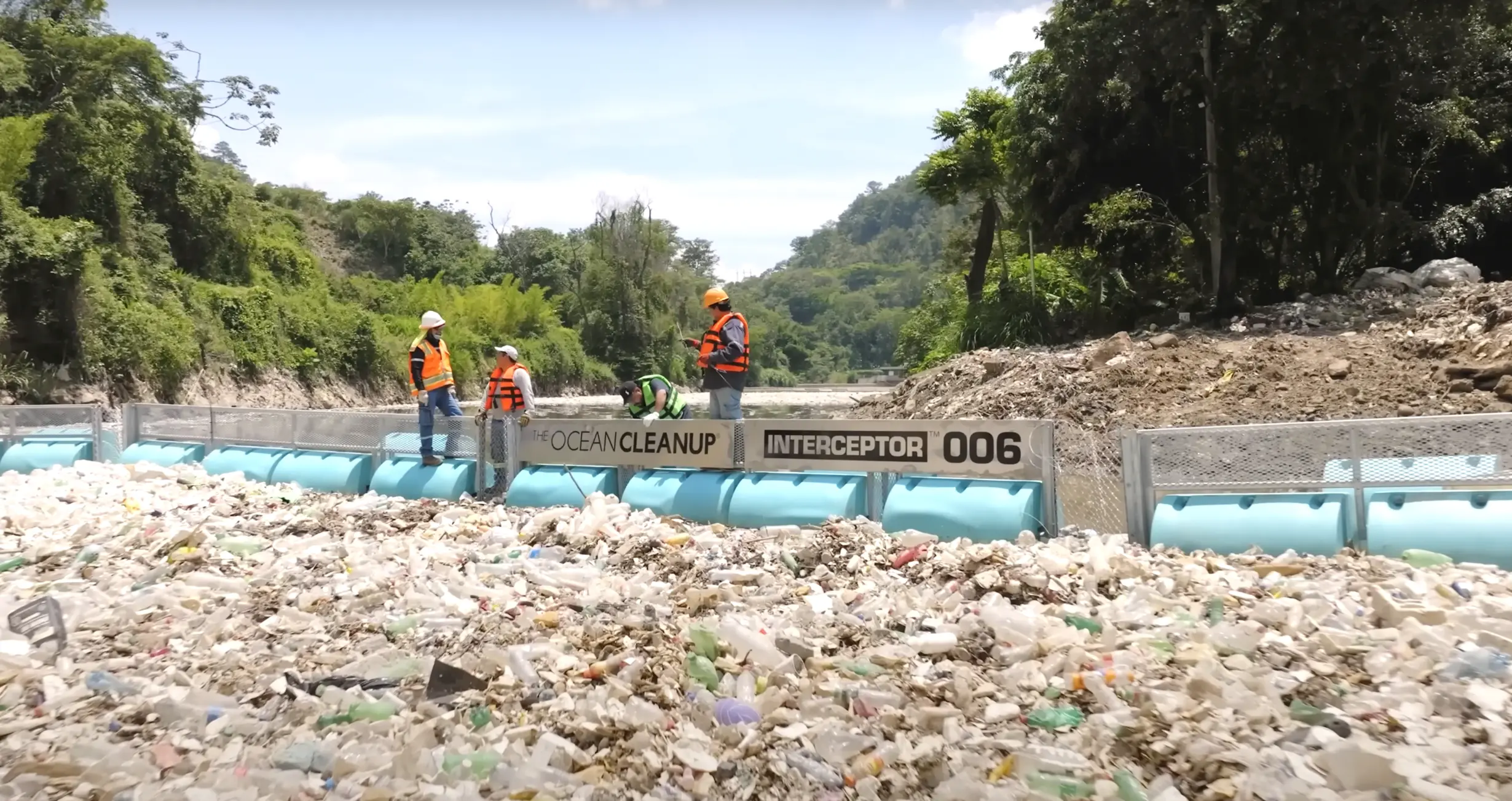 Mit Müll verunreinigter Fluss in Guatemala