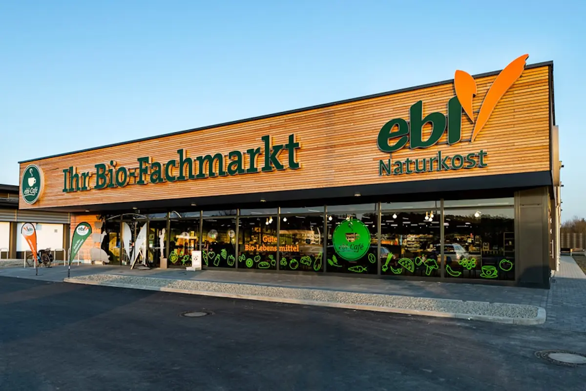 Frontansicht eines Geschäfts des Bio-Supermarkts ebl Naturkost