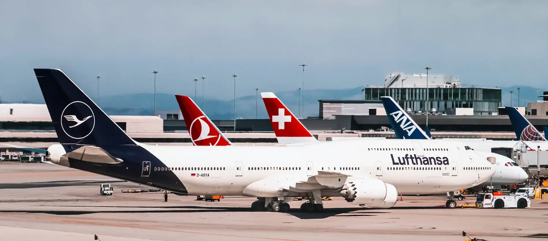 Flughafen mit Flugzeugen