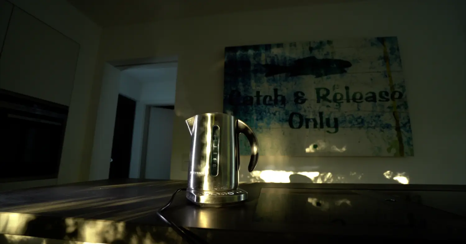 Angeleuchteter Wasserkocher im dunkeln