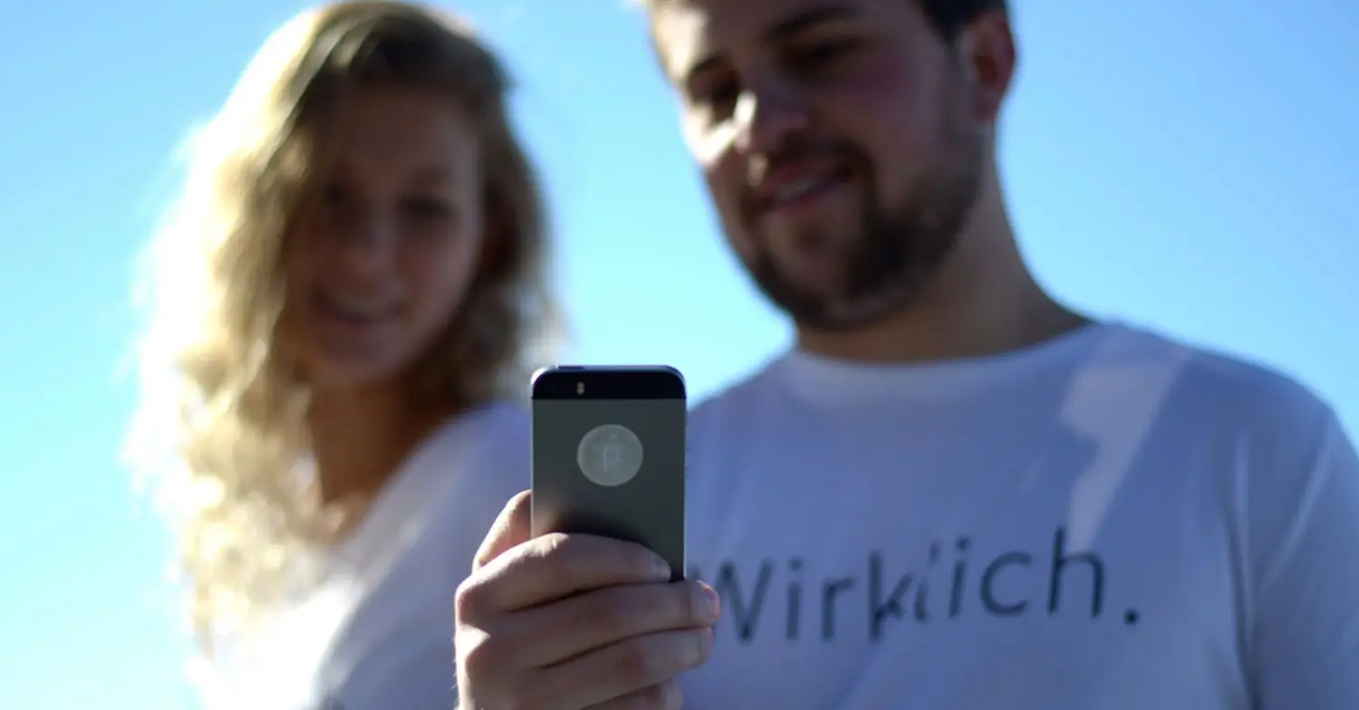 Mann und Frau schauen auf Handy