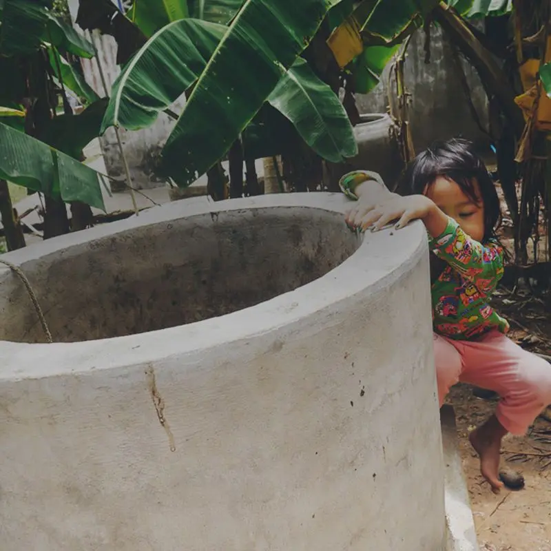 Kind hinter Ökogasanlage