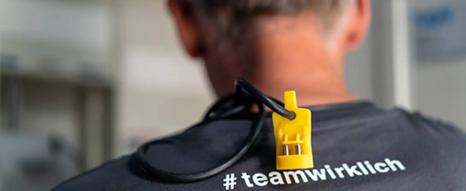 Mann von hinten mit Kabel über Schulter