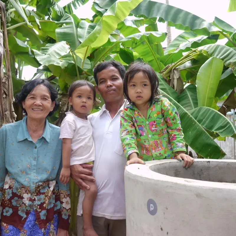 Menschen neben Biogasanlage