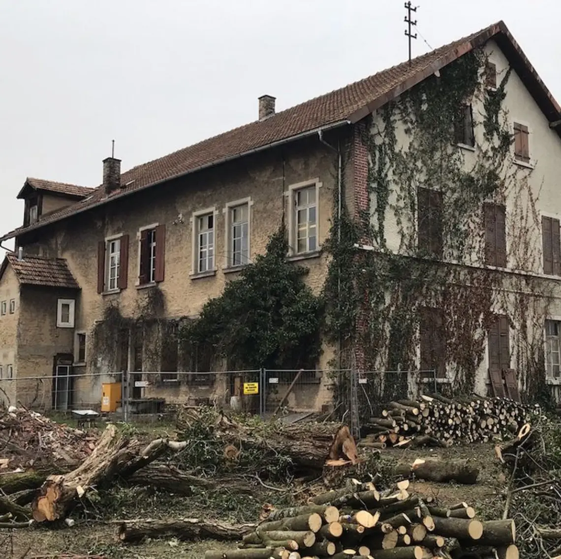Altes Haus wird saniert und erhält Mieterstrom