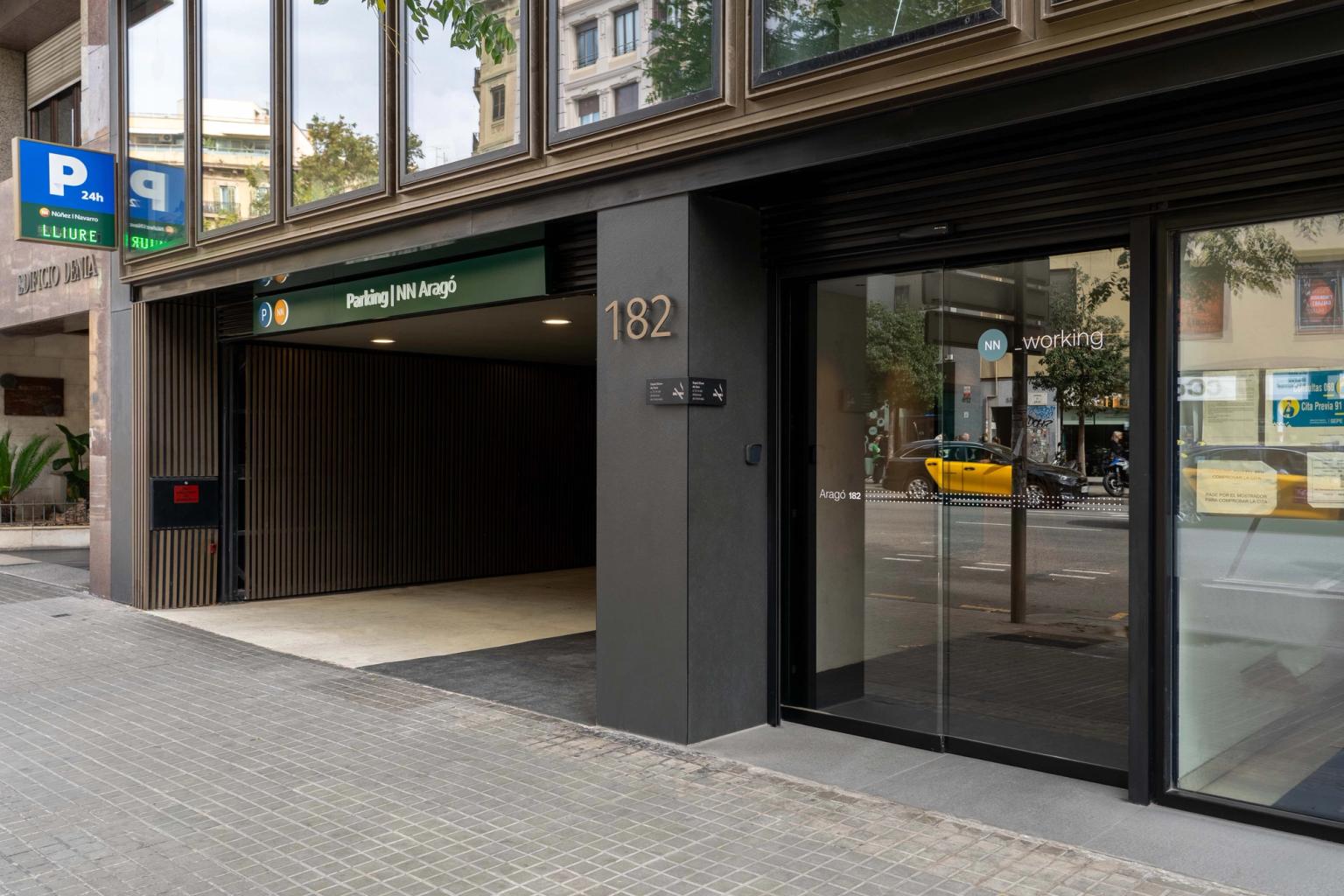 Sustainable offices at Aragó 182 - Entrance