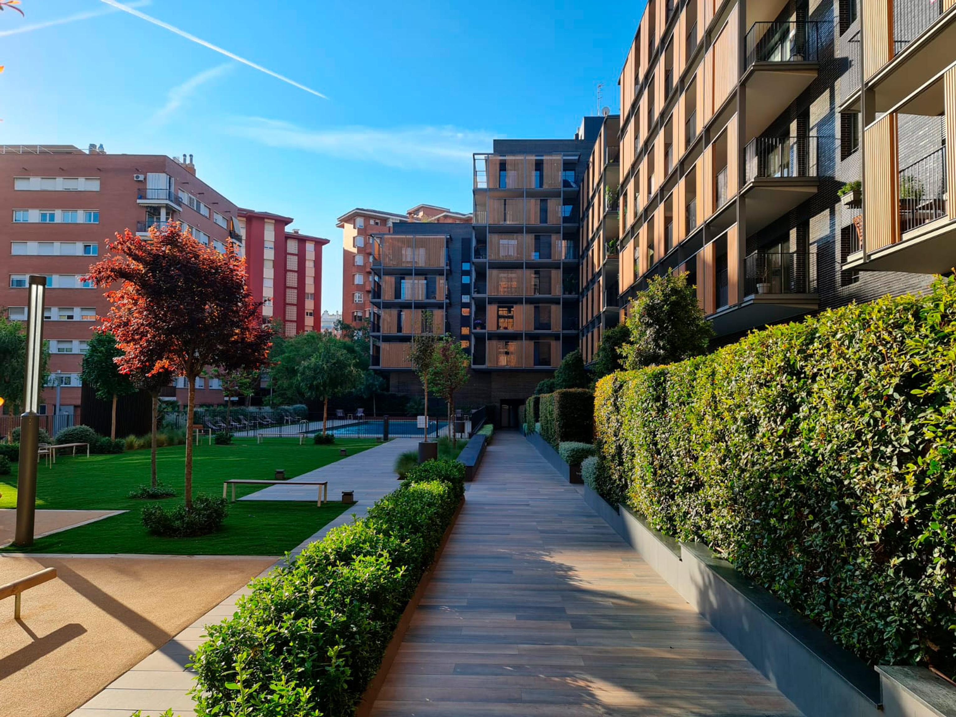 Espronceda residential building with a landscaped deck