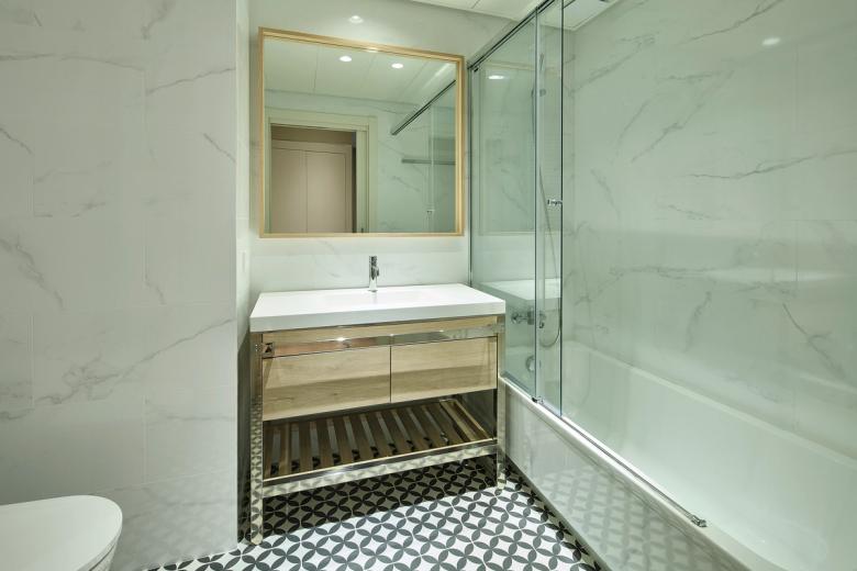 València 595 - Rogent 30-32 bany