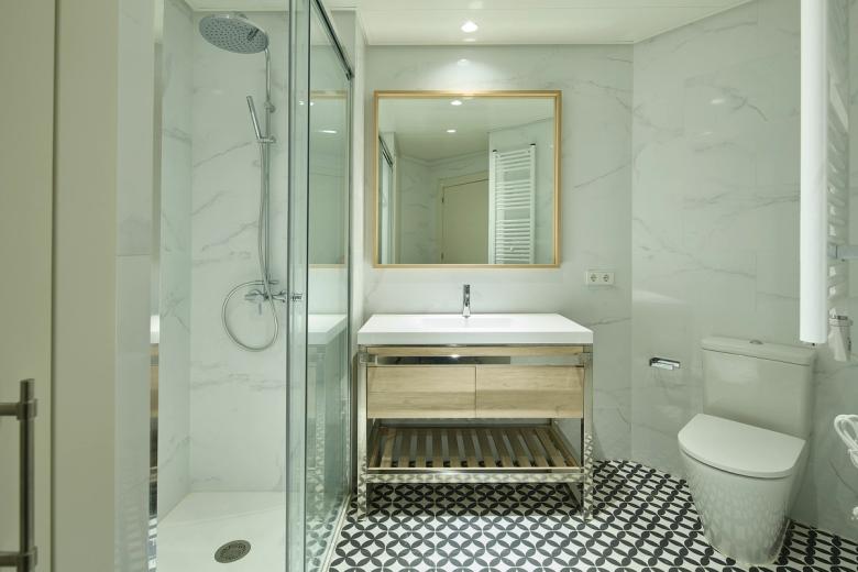 València 595 - Rogent 30-32 bany suite