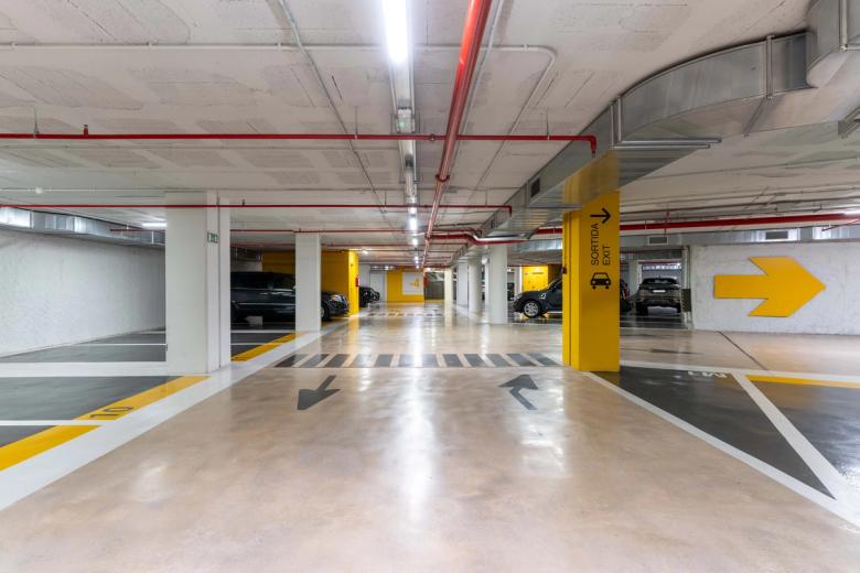 Aparcament de fàcil accés i maniobrabilitat