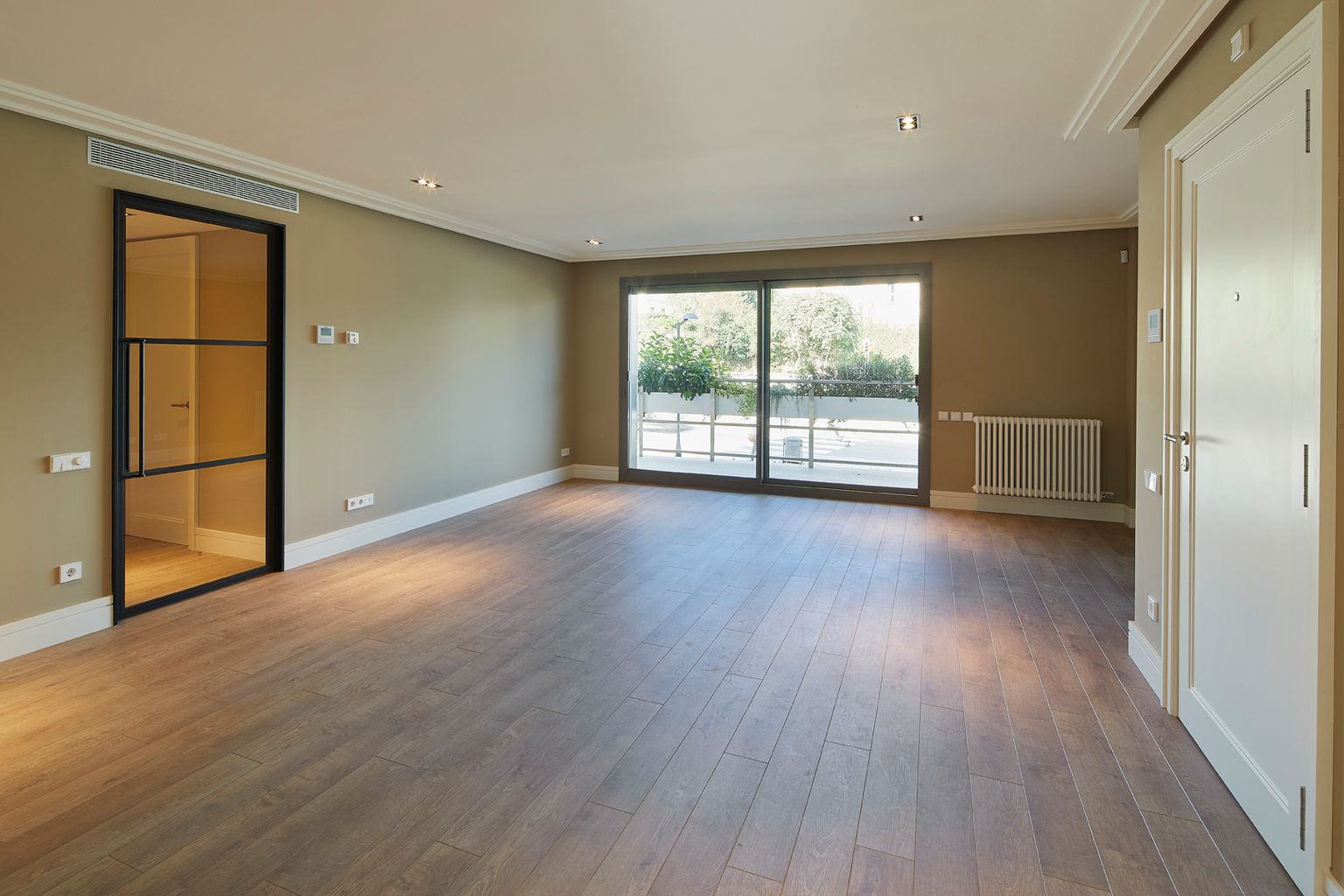 Saló Via Augusta 349-355