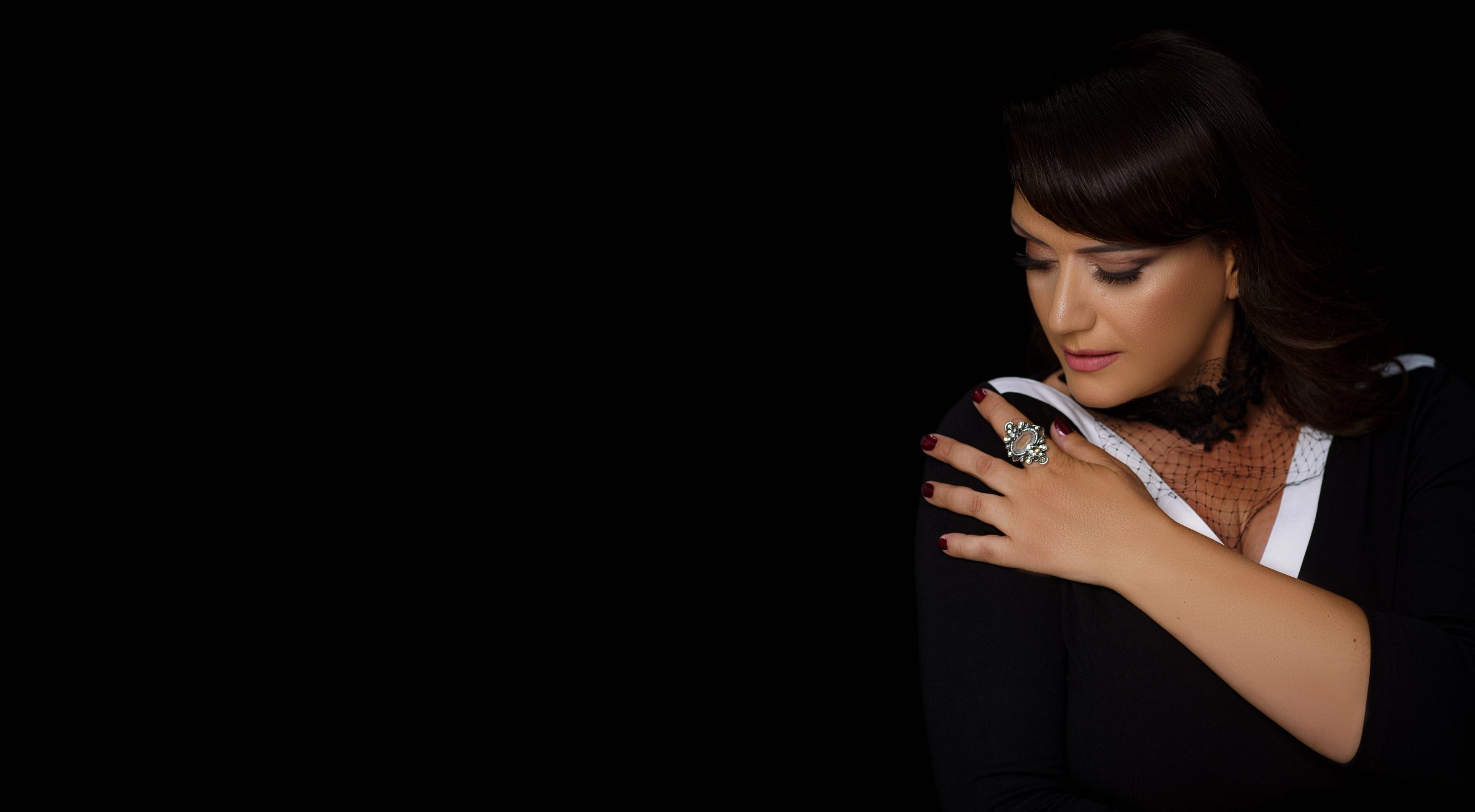 Eda Zari — Bühnenporträt
