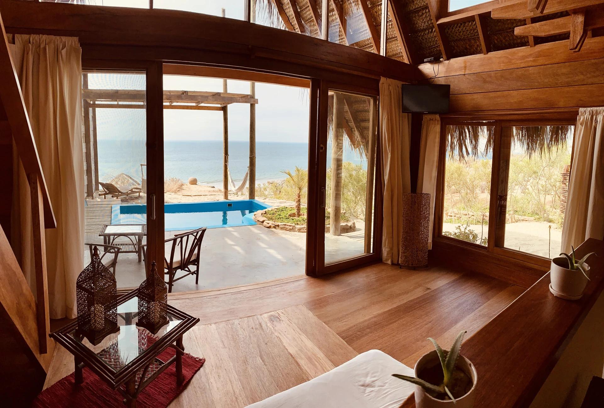 Interior de Villa Sunset abierto hacia su piscina privada y el Pacífico.