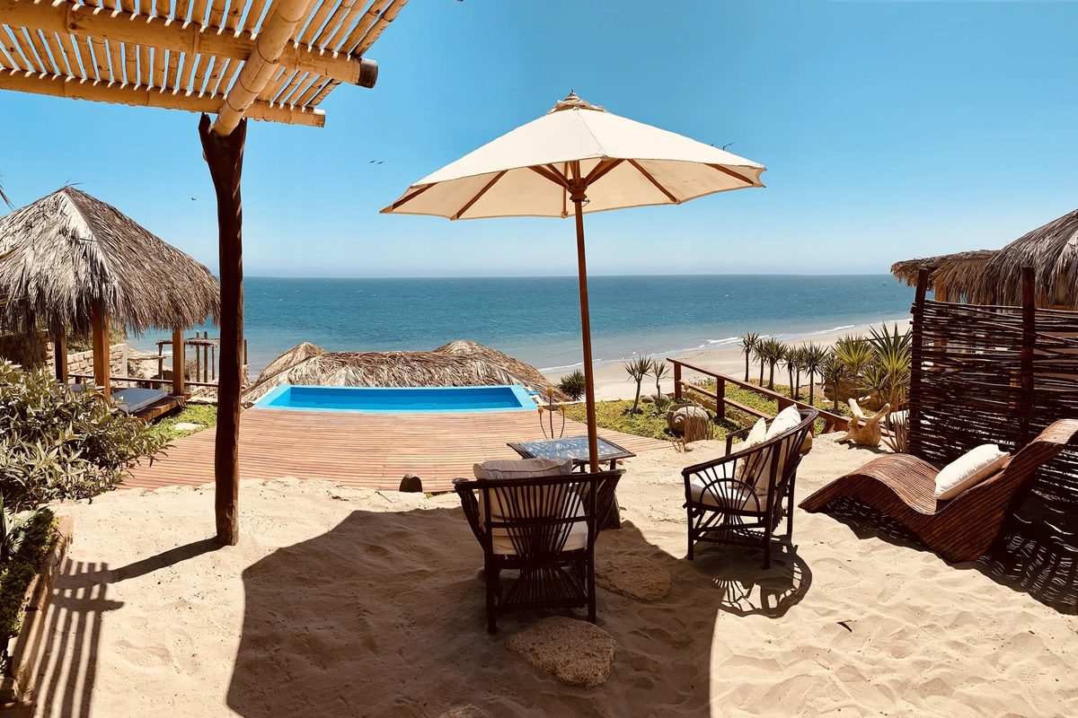 Zona de estar a la sombra junto a la piscina privada de Villa Panoramic con vistas al Pacífico.