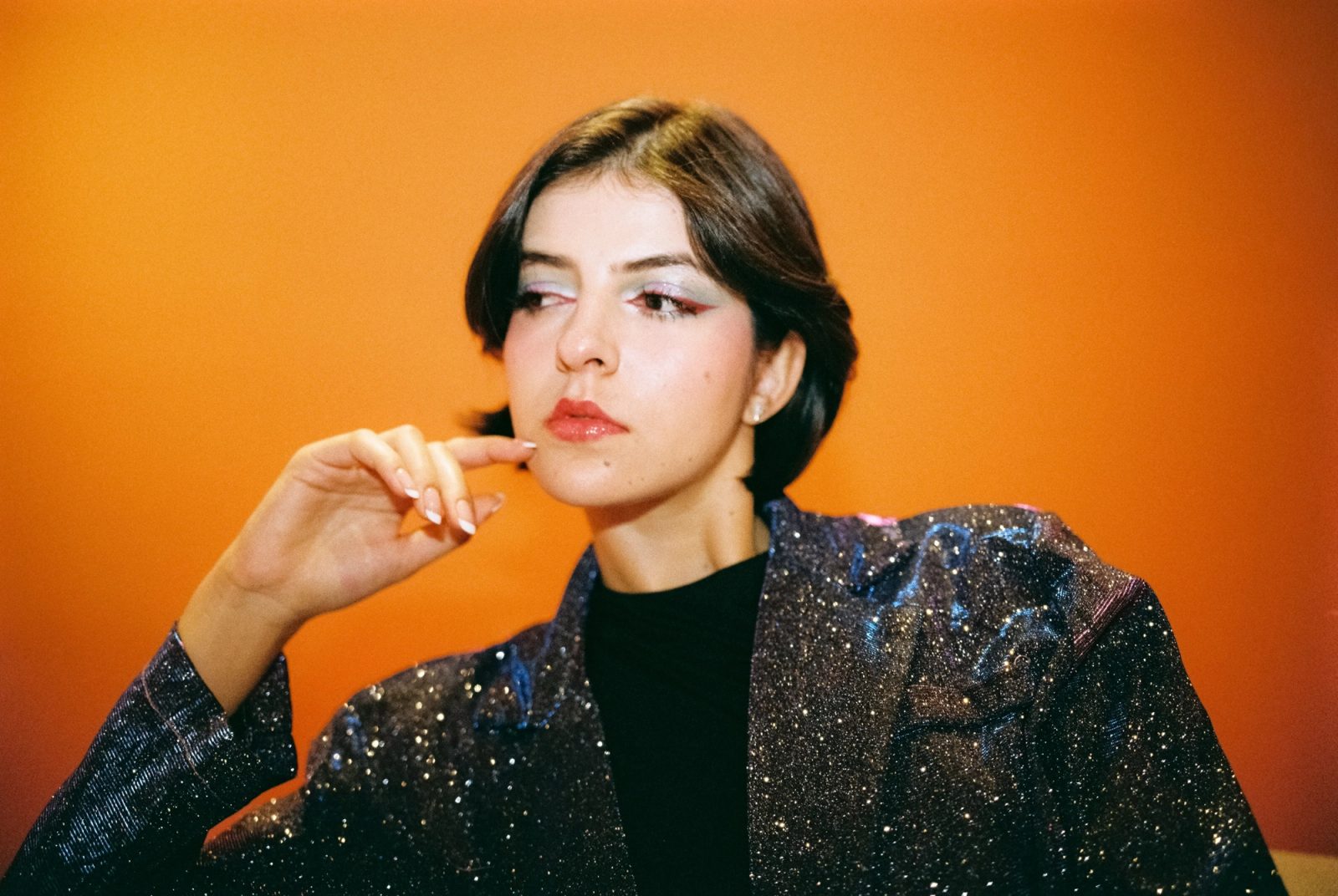 Retrato de Sarah en un espacio naranja