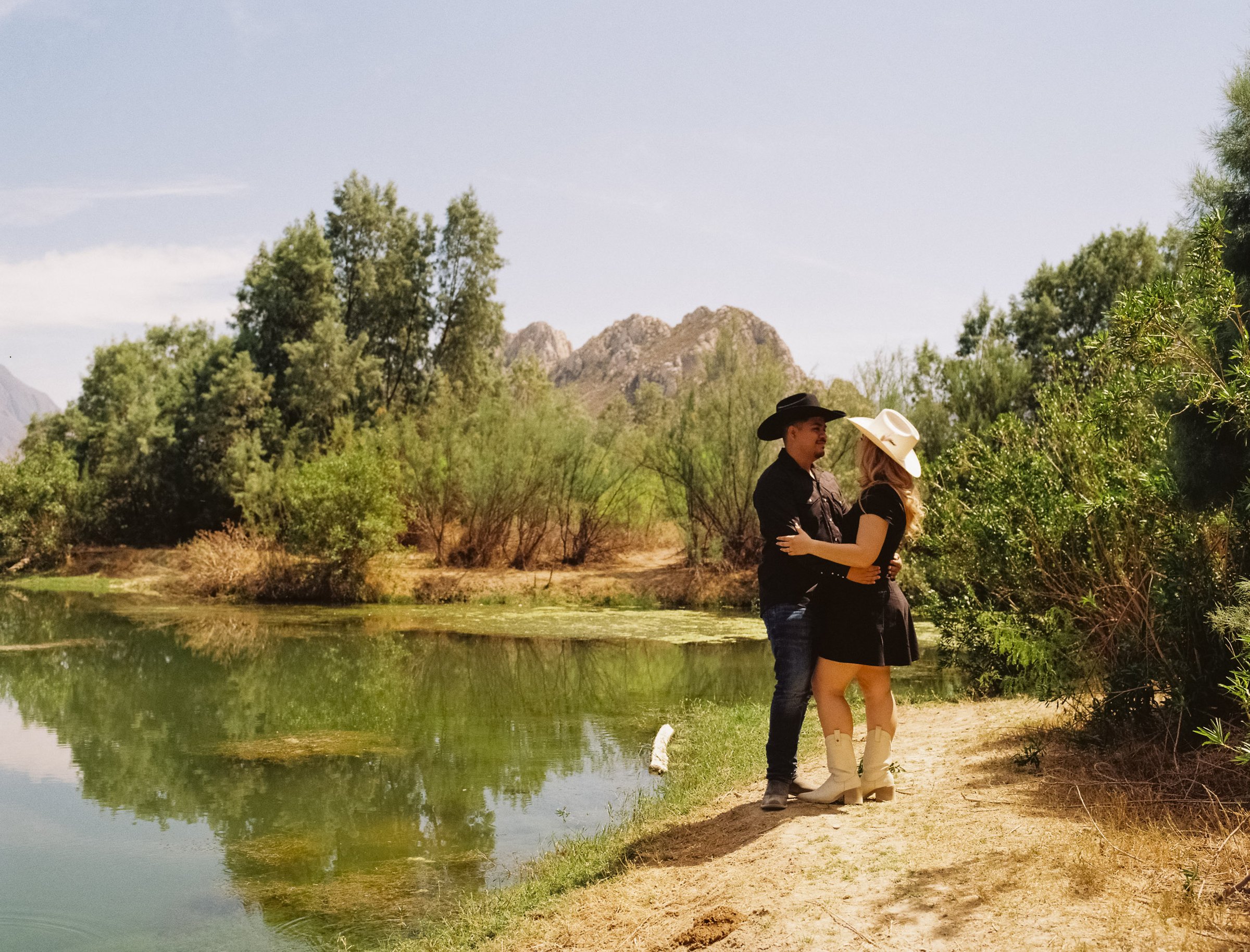 Couple at Mina in Nuevo León, México.