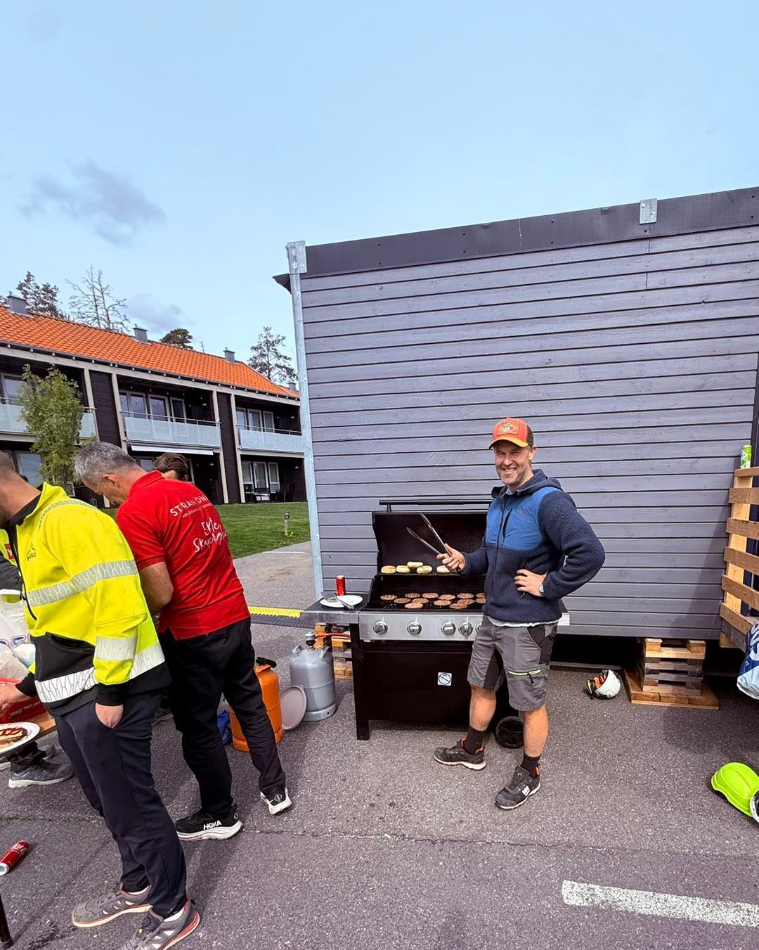 Hyggelig grilling ved bakkeriggen for de ansatte