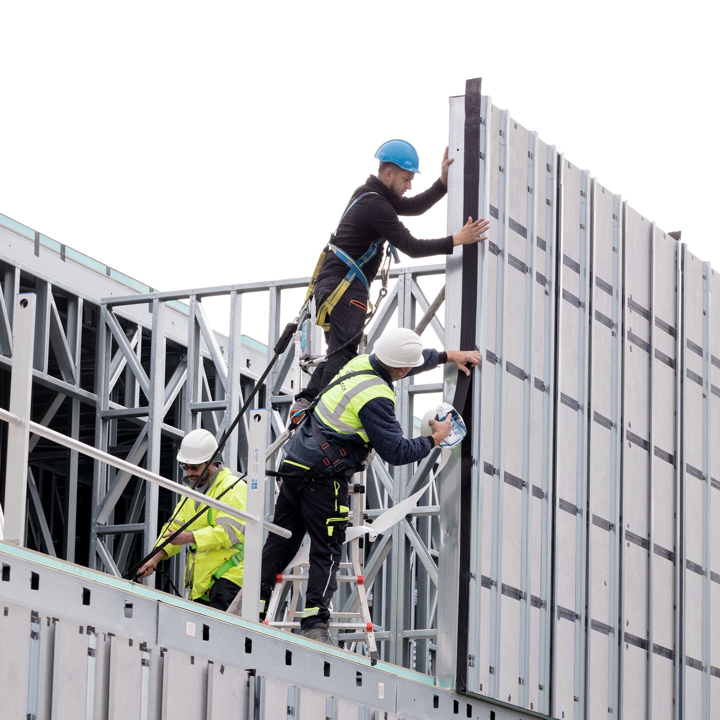 Obreros trabajando en una obra de construcción industrializada