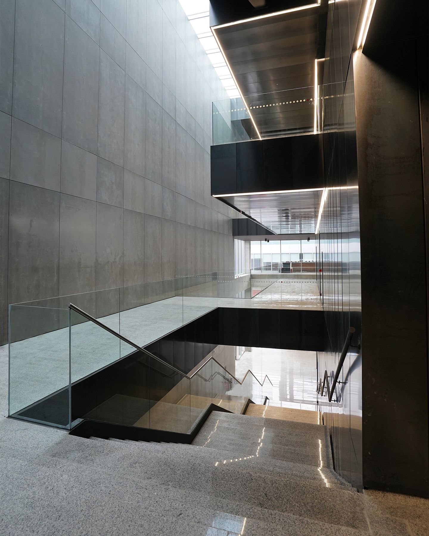 Interior de un edificio con múltiples pisos escaleras