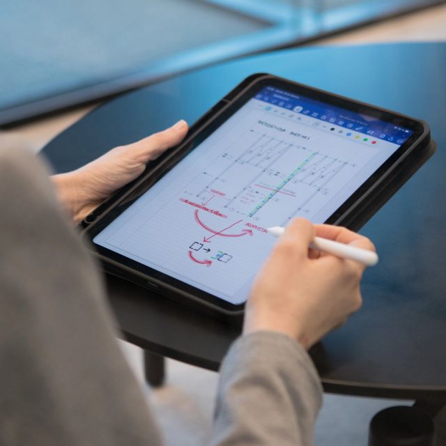 Mujer utilizando una tablet con un pencil electrónico
