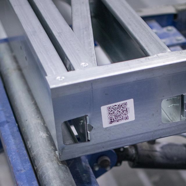 Etiqueta con código QR en perfilaría metálica