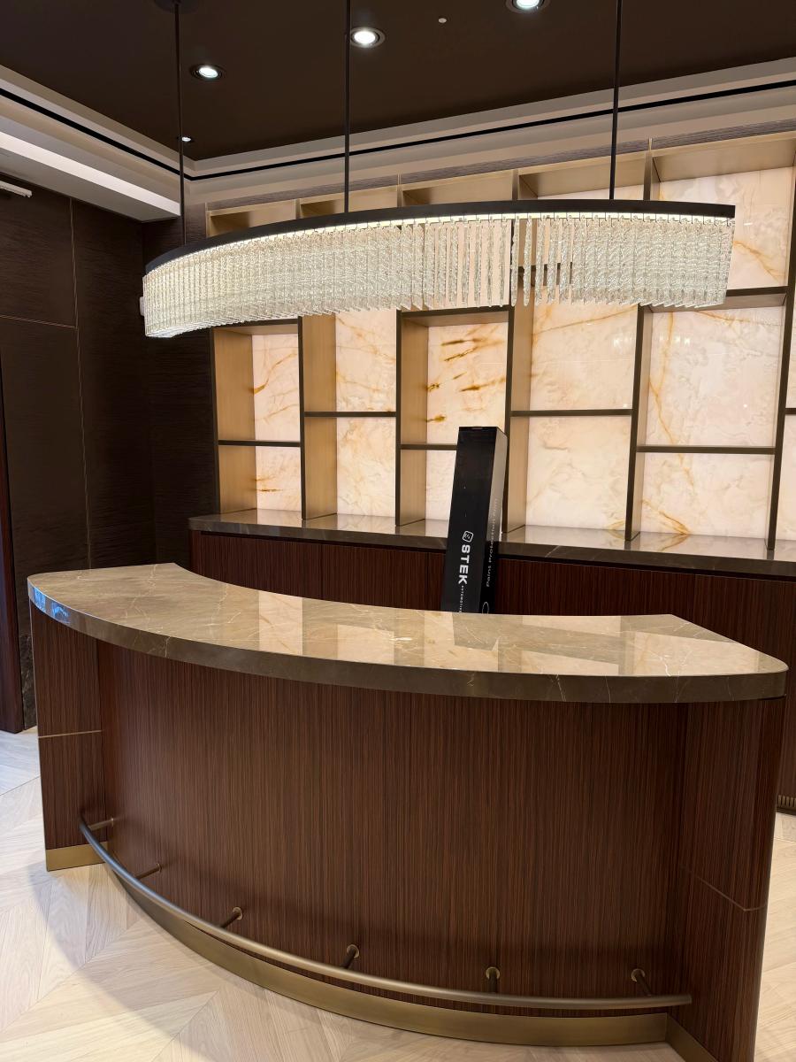 Mostrador de recepción corporativa revestido con los materiales decorativos de Aboutwrap Studio.