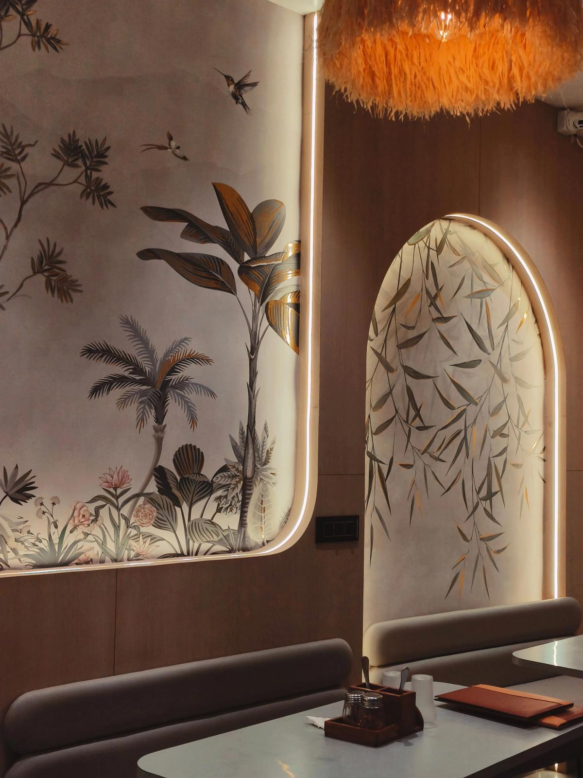 Pared de restaurante revestida con papel pintado tropical exclusivo de Aboutwrap Studio.