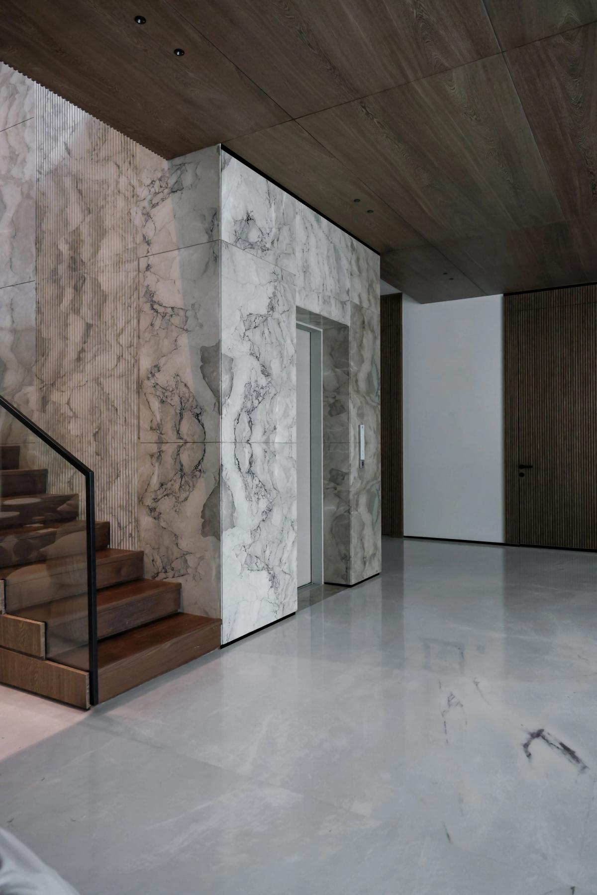 Pared de mármol exótico protegida con la tecnología PPF de alta gama de aboutwrap studio.