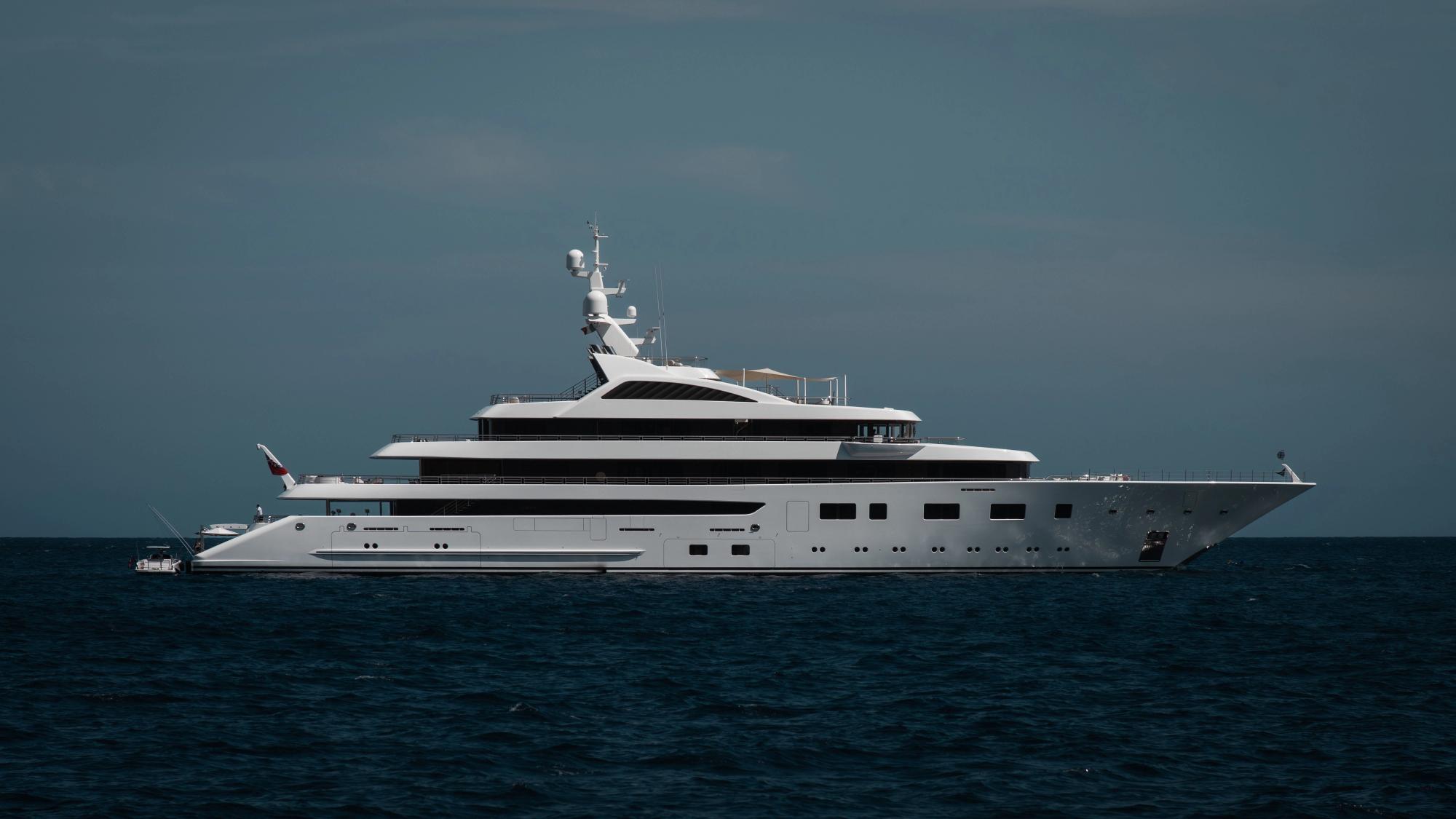 Vinilado de precisión sobre carrocería de un barco de lujo