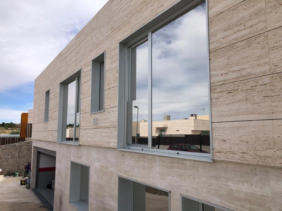 Revestimiento de fachada en piedra travertino para proyectos de arquitectura de Aboutwrap Studio.