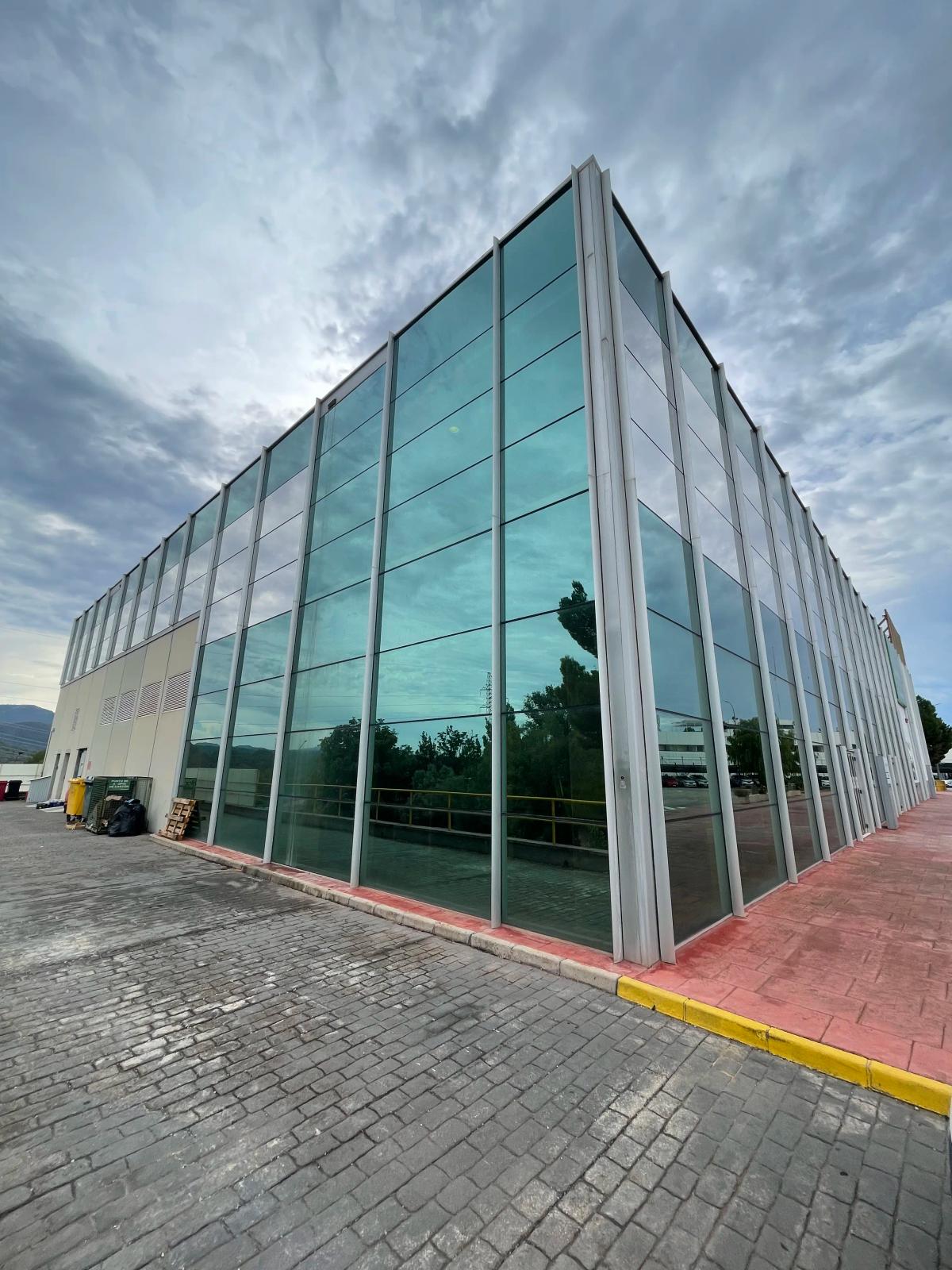 Edificio acristalado de gran superficie con láminas inteligentes y de seguridad de Aboutwrap Studio.