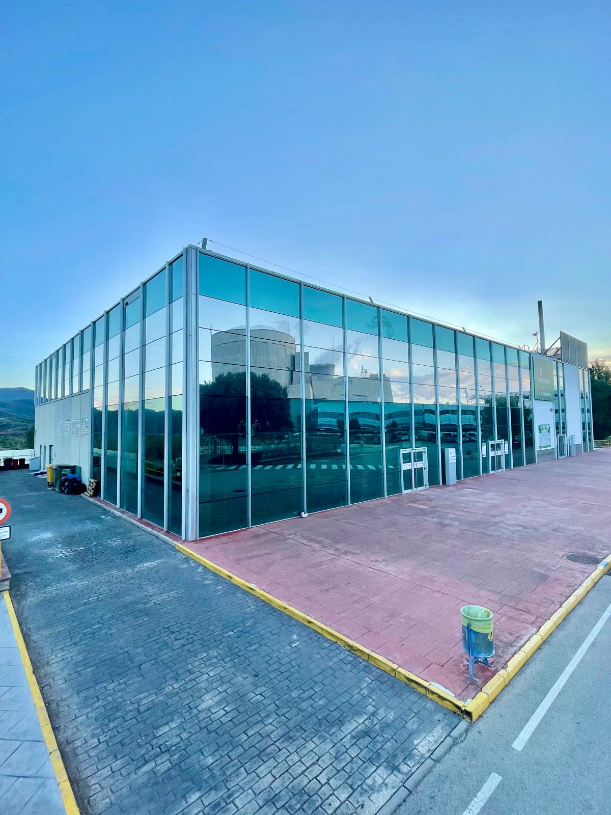Edificio comercial acristalado equipado con láminas de control térmico instaladas por aboutwrap studio.