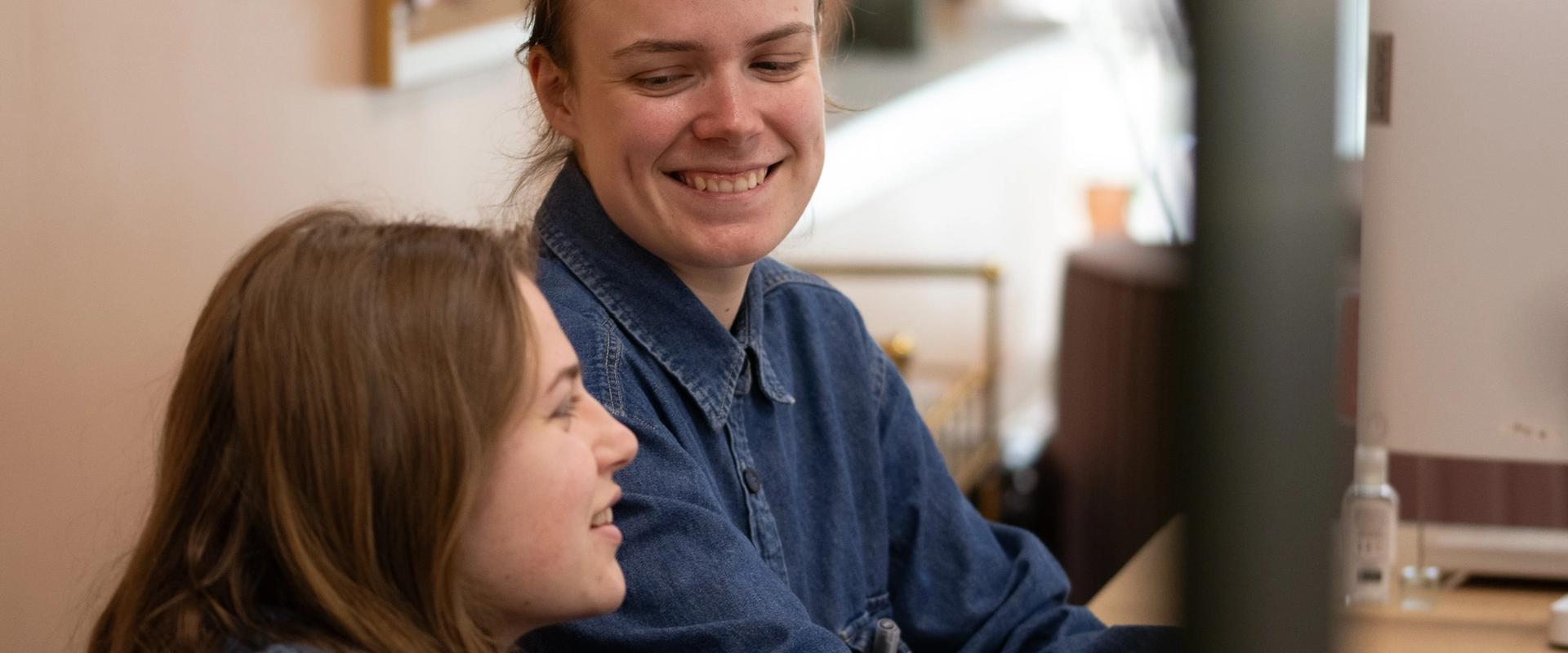 En person som hjelper en annen på PC.