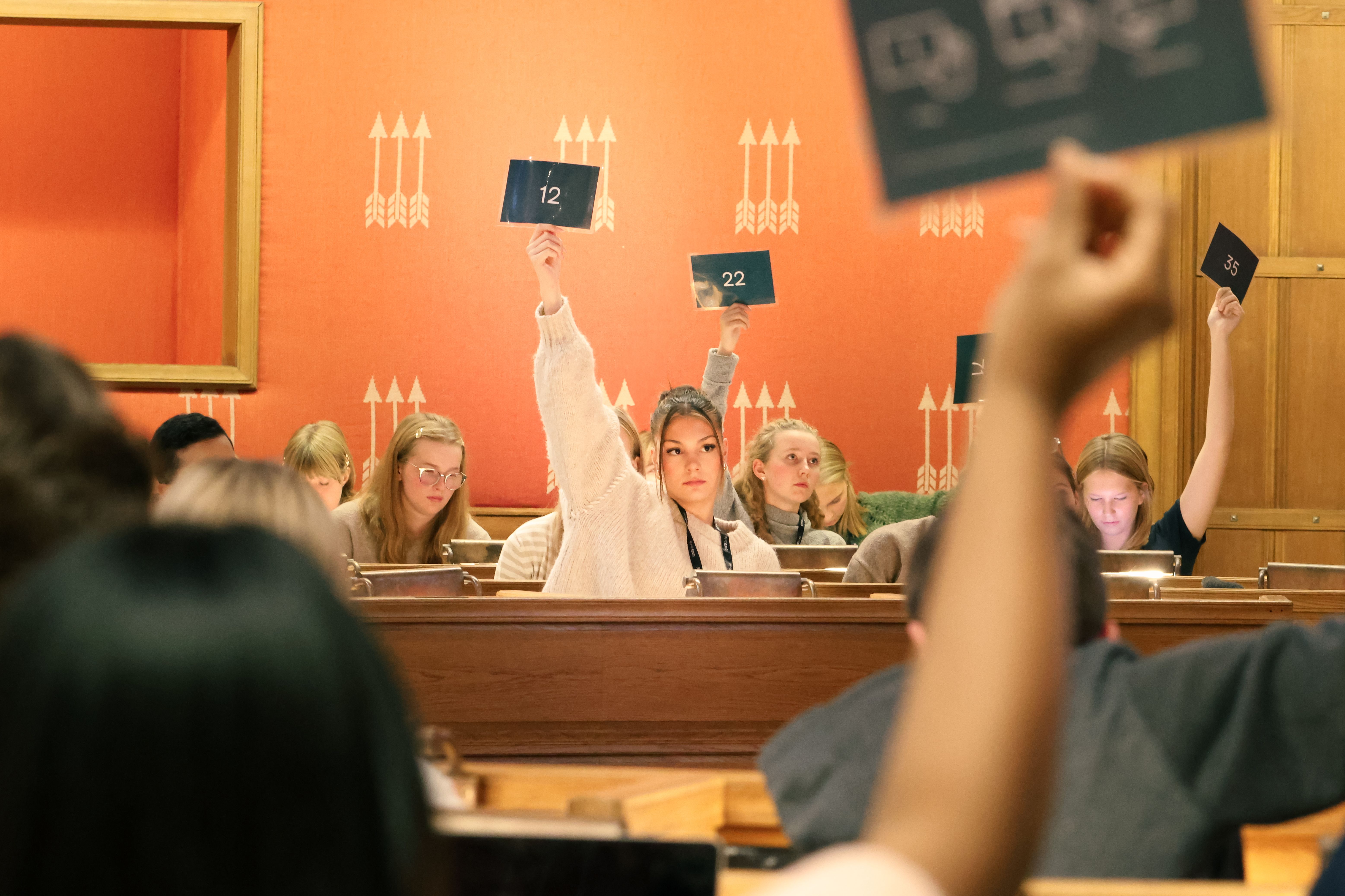 Ungdomsdelegater i bystyresalen under "Ungdommens bystyremøte"