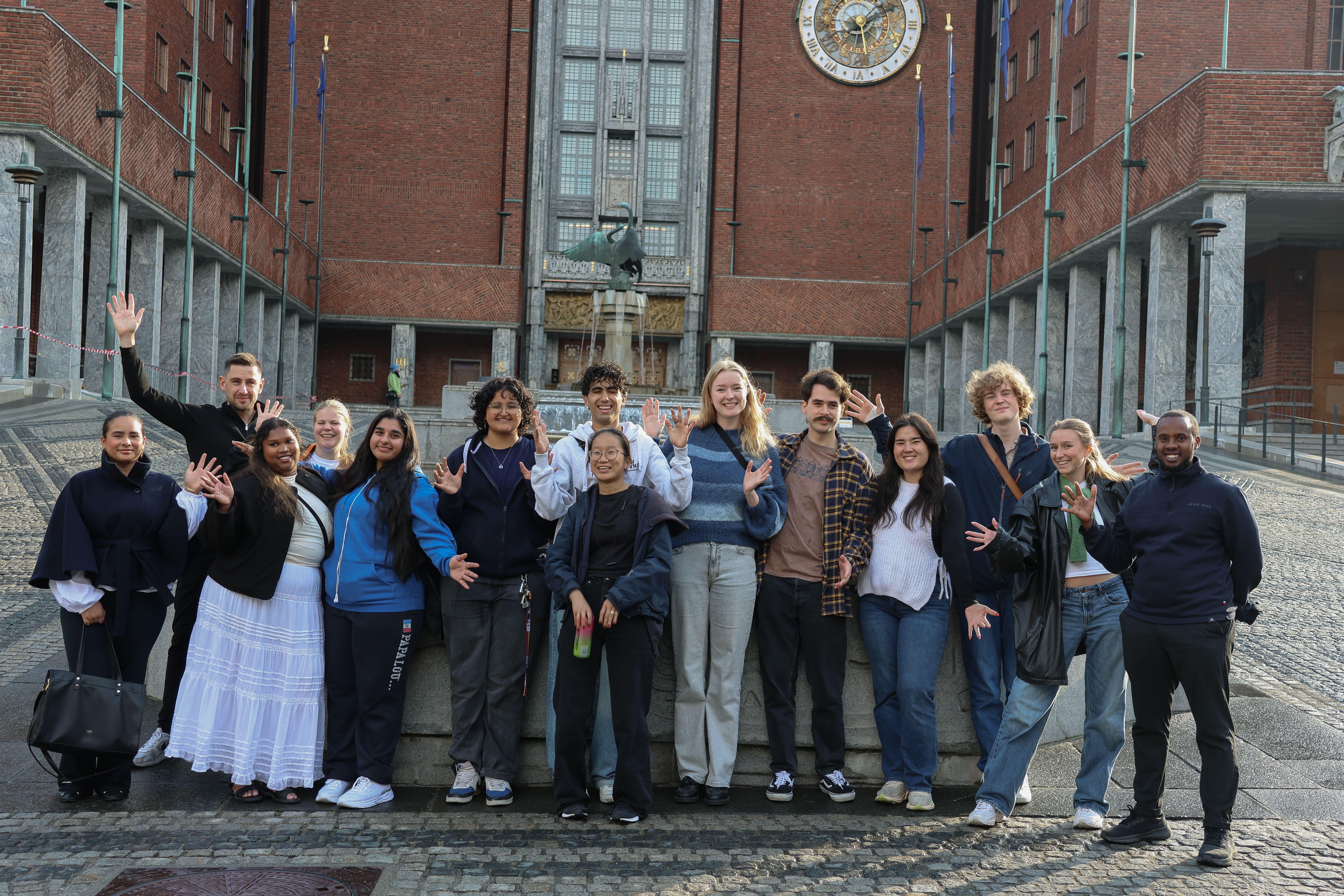 En gjeng med ungdommer som skal stemme for første gang på Rådhuset gjennom arrangementer "Vi stemmer sammen".