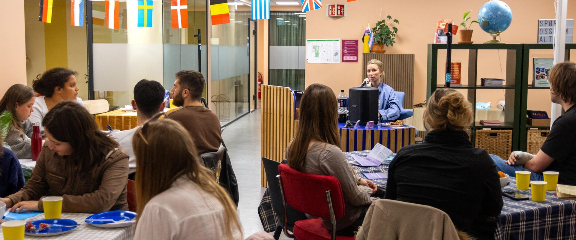 Ungdom som følger spent med på quiz