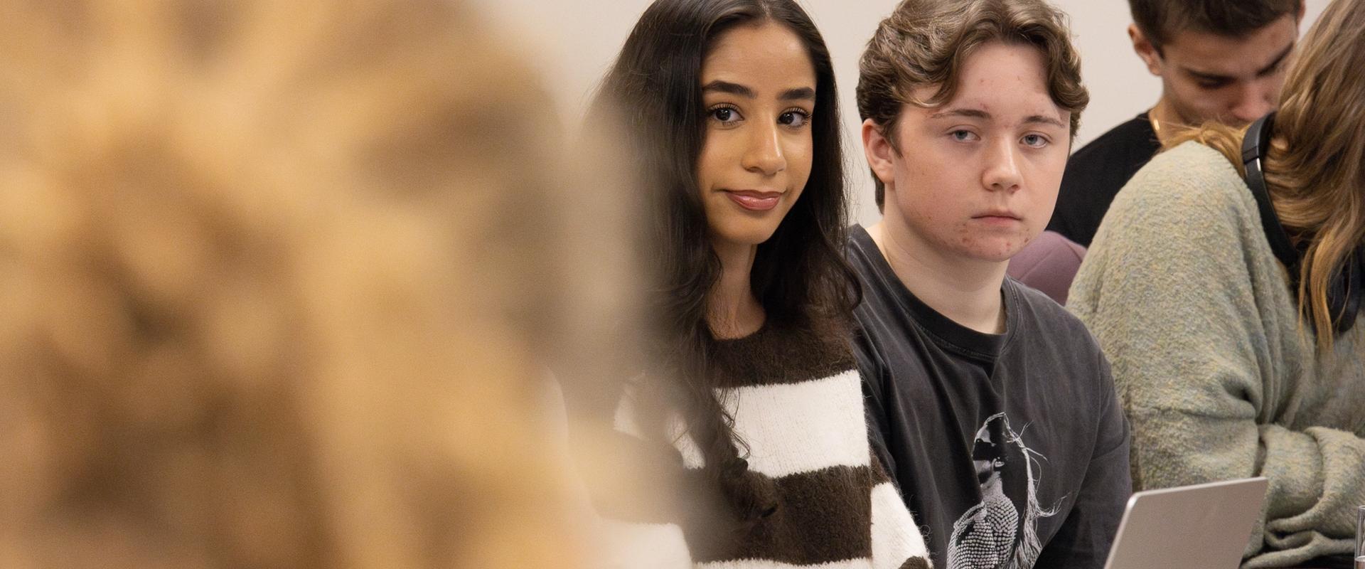 En person som hjelper en annen på PC.