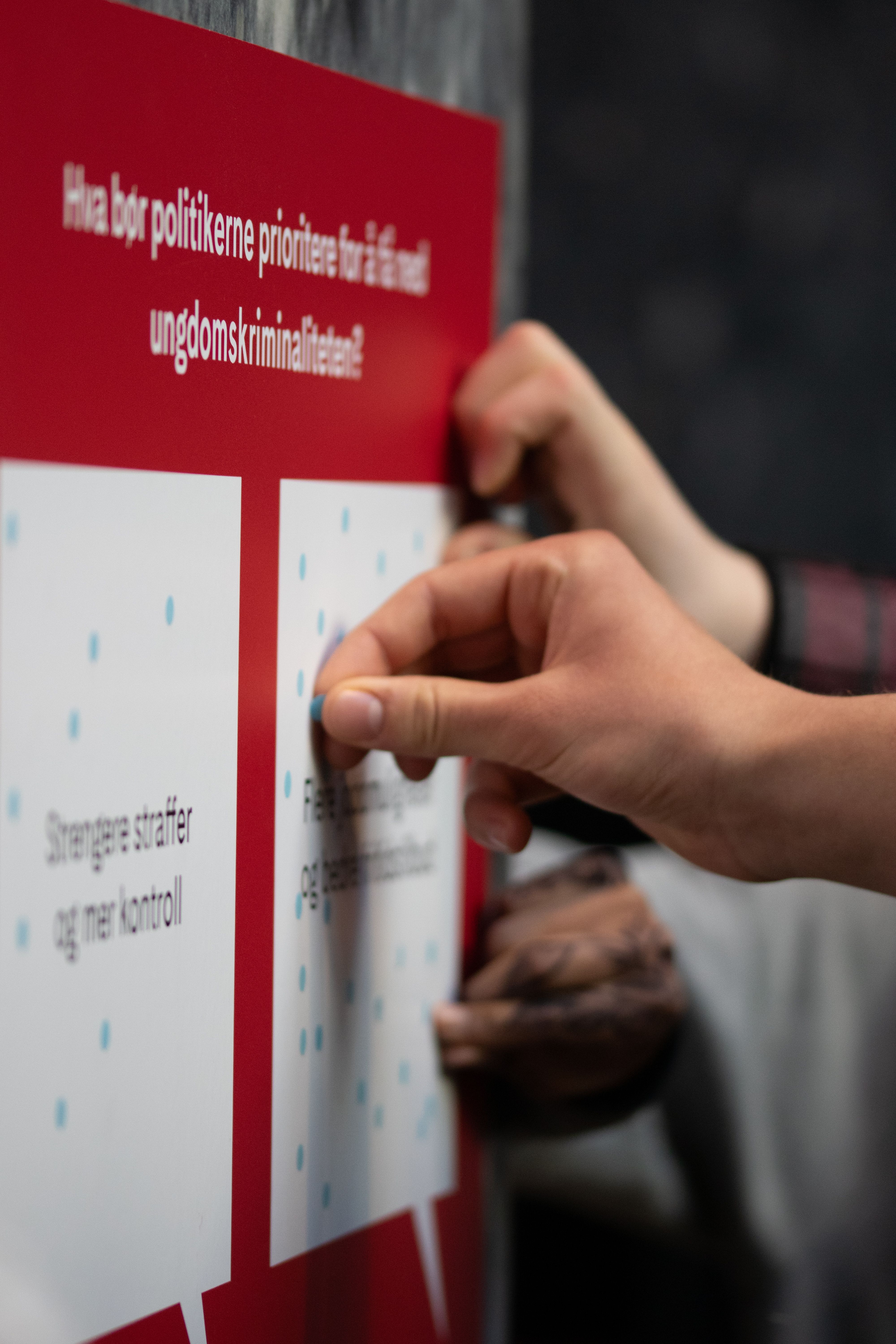 Plakat med svaralternativer under "Ungdomshøringen"