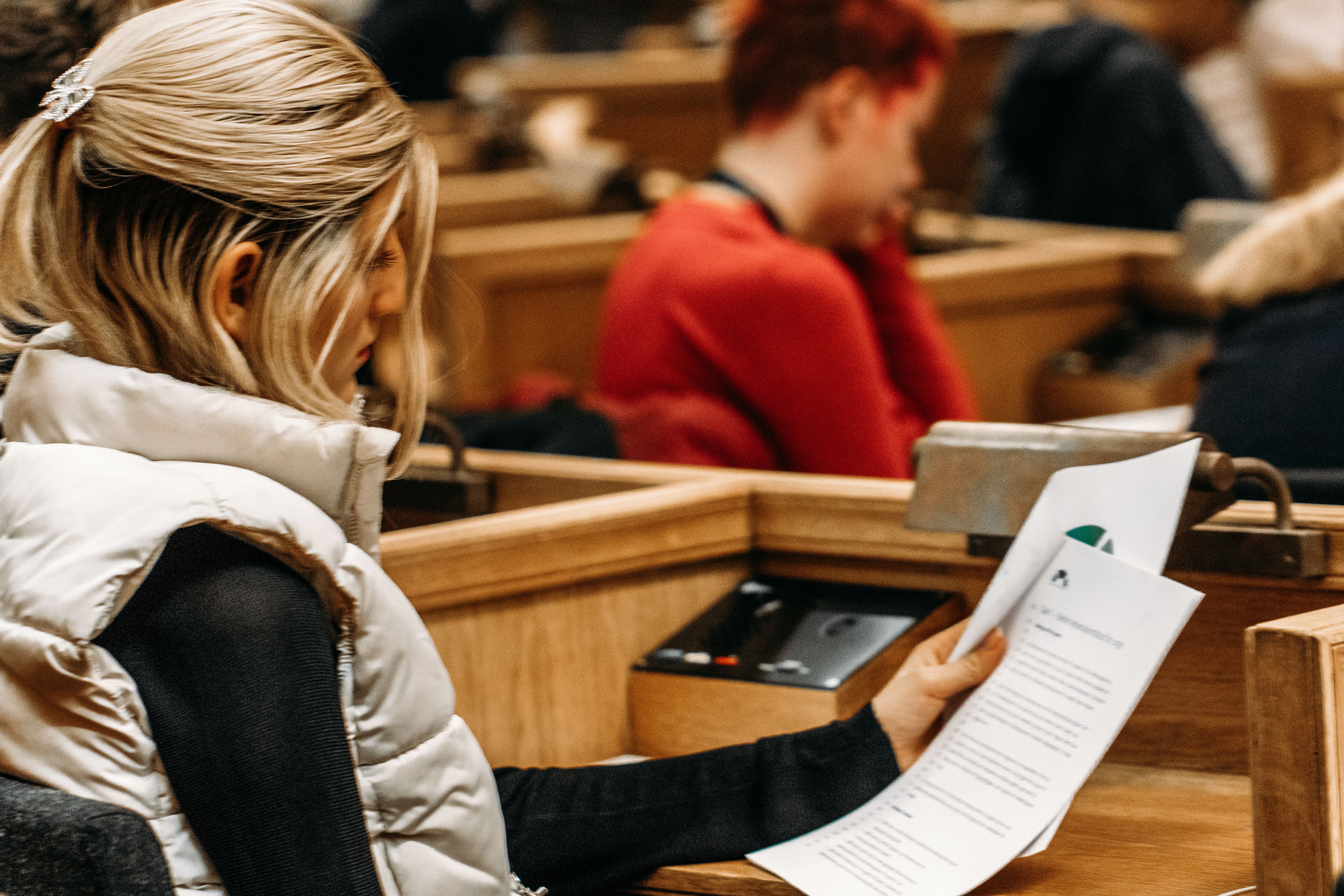 En jente leser gjennom sakene de skal debatere