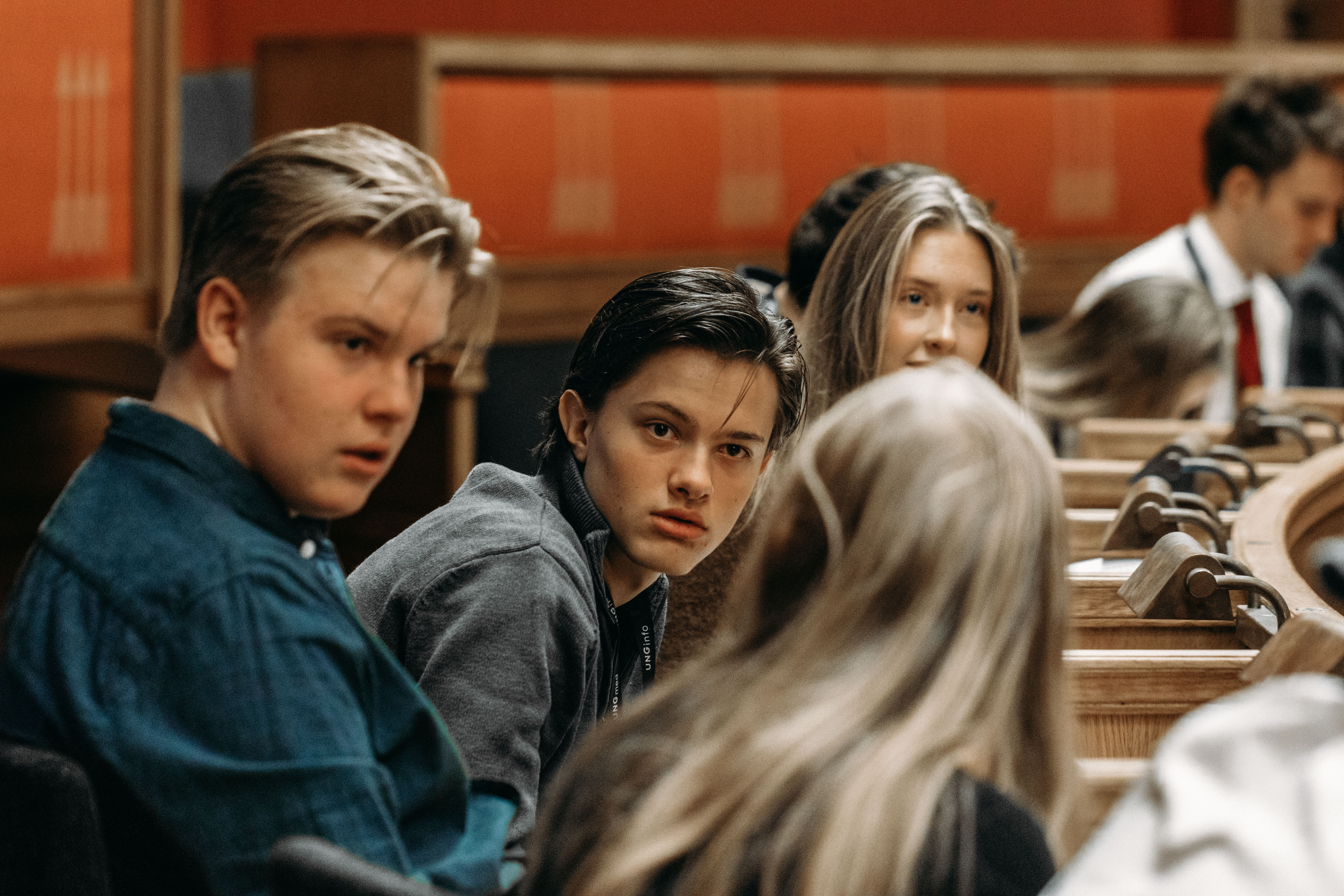 4 av ungdommene diskuterer seg imellom underveis i debatten