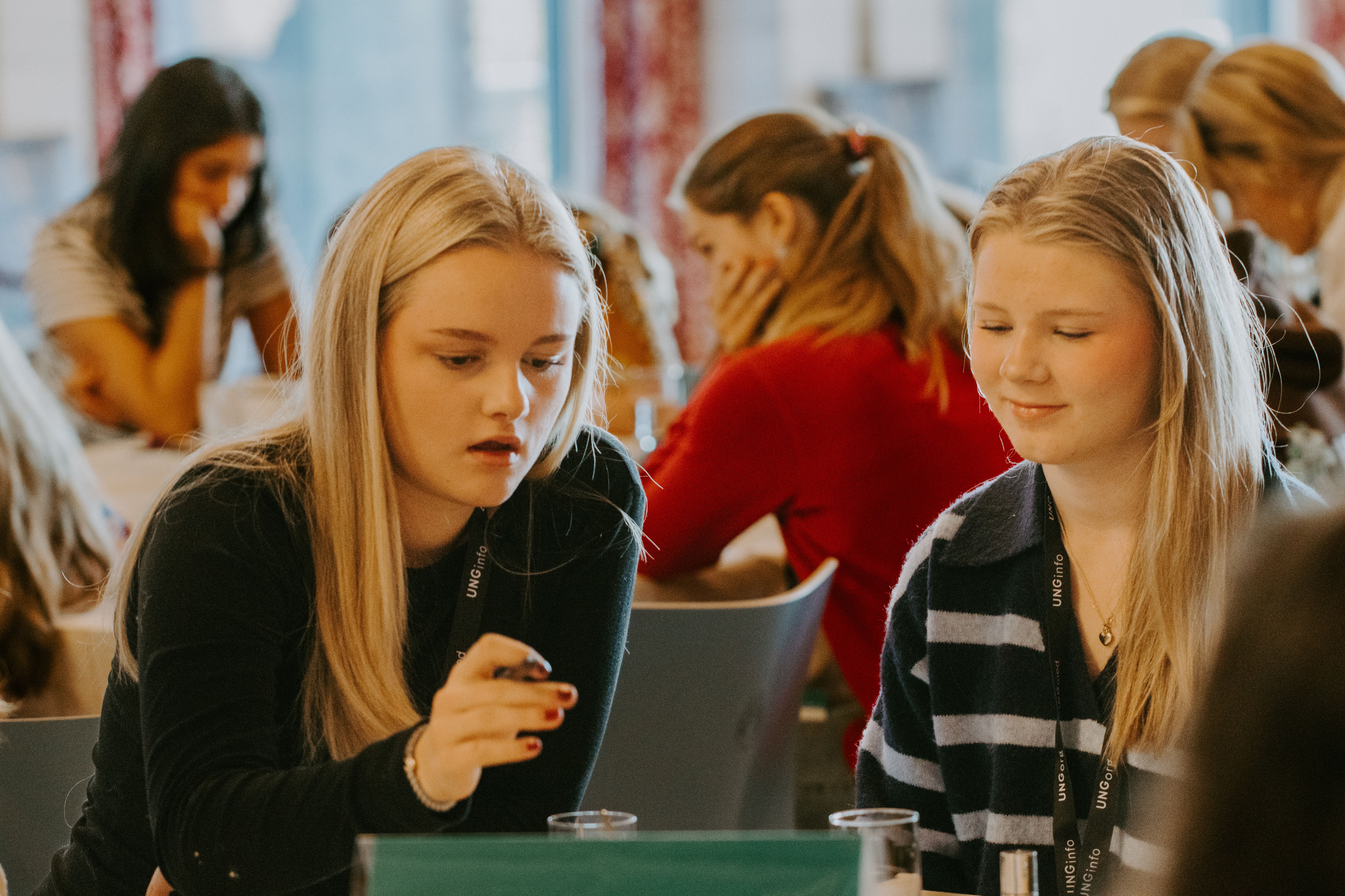 To jenter diskuterer den politiske saken de har foran seg