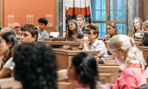 Bystyresalen er full av engasjerte ungdom som skal debatere hva som er viktig for dem!