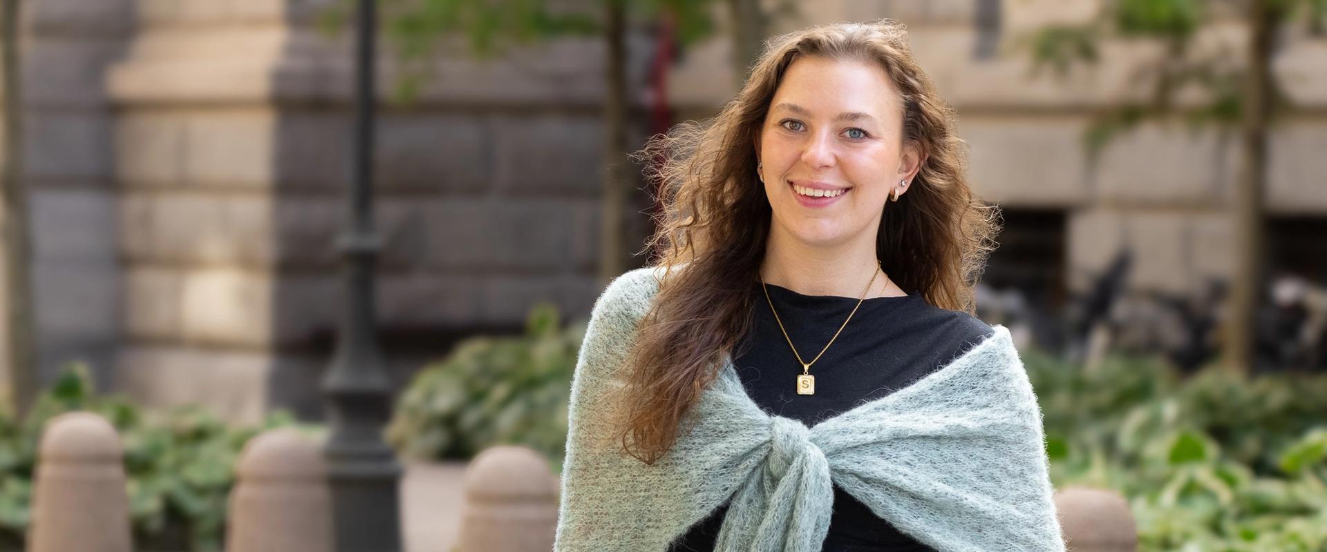 Kommunikasjonsrådgiver Sofie smiler inn i kamera