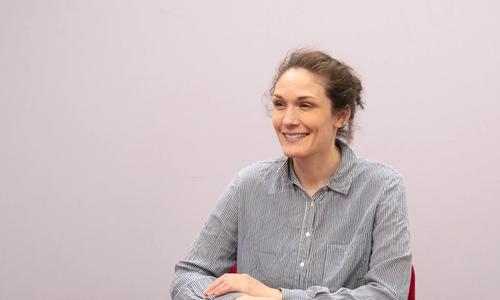 Medvirkningsrådgiver Vilde sitter rundt styrebordet