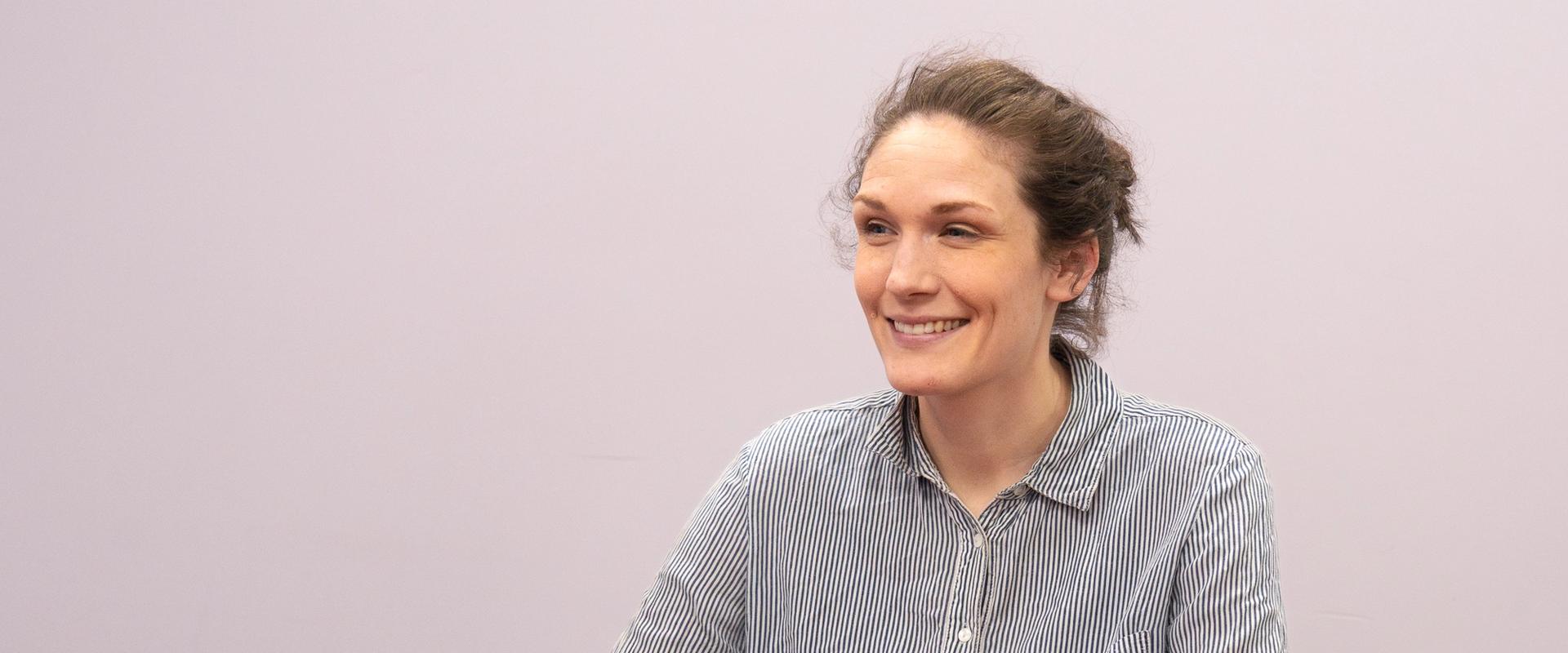 Medvirkningsrådgiver Vilde sitter rundt styrebordet