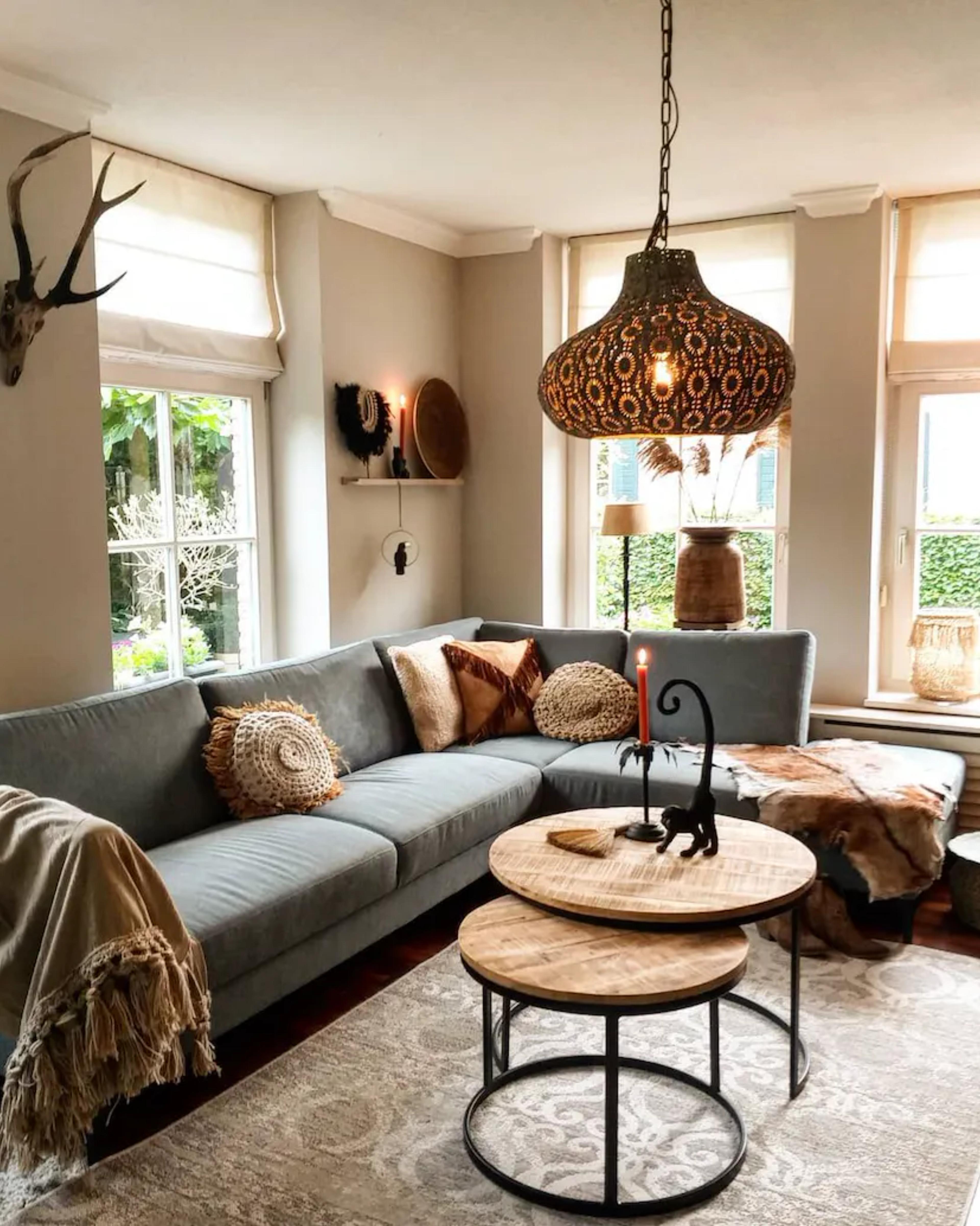 farbe-in-der-wand-sofakissen-wandregale