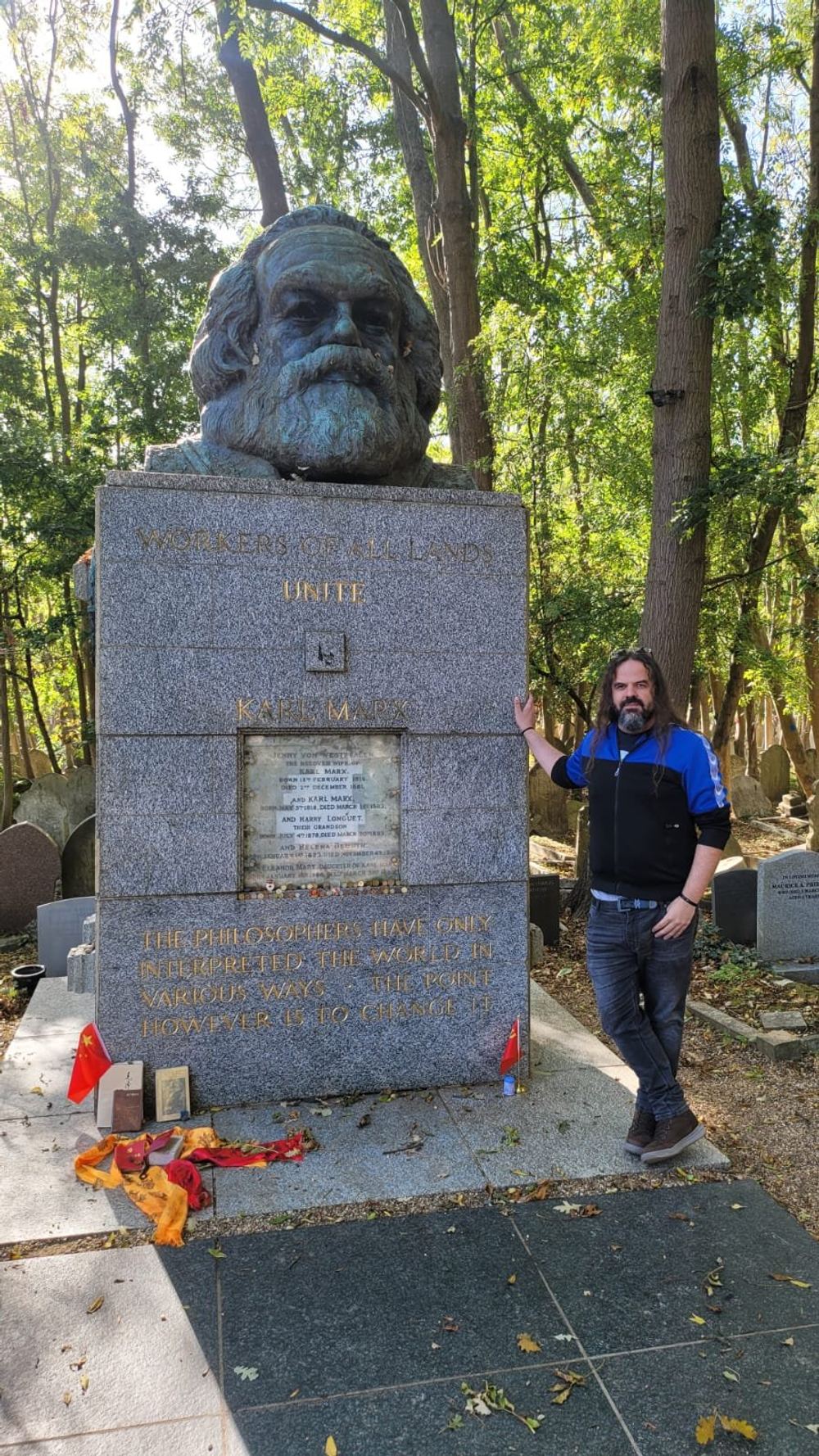 Santiago Armesilla en la Tumba de Marx