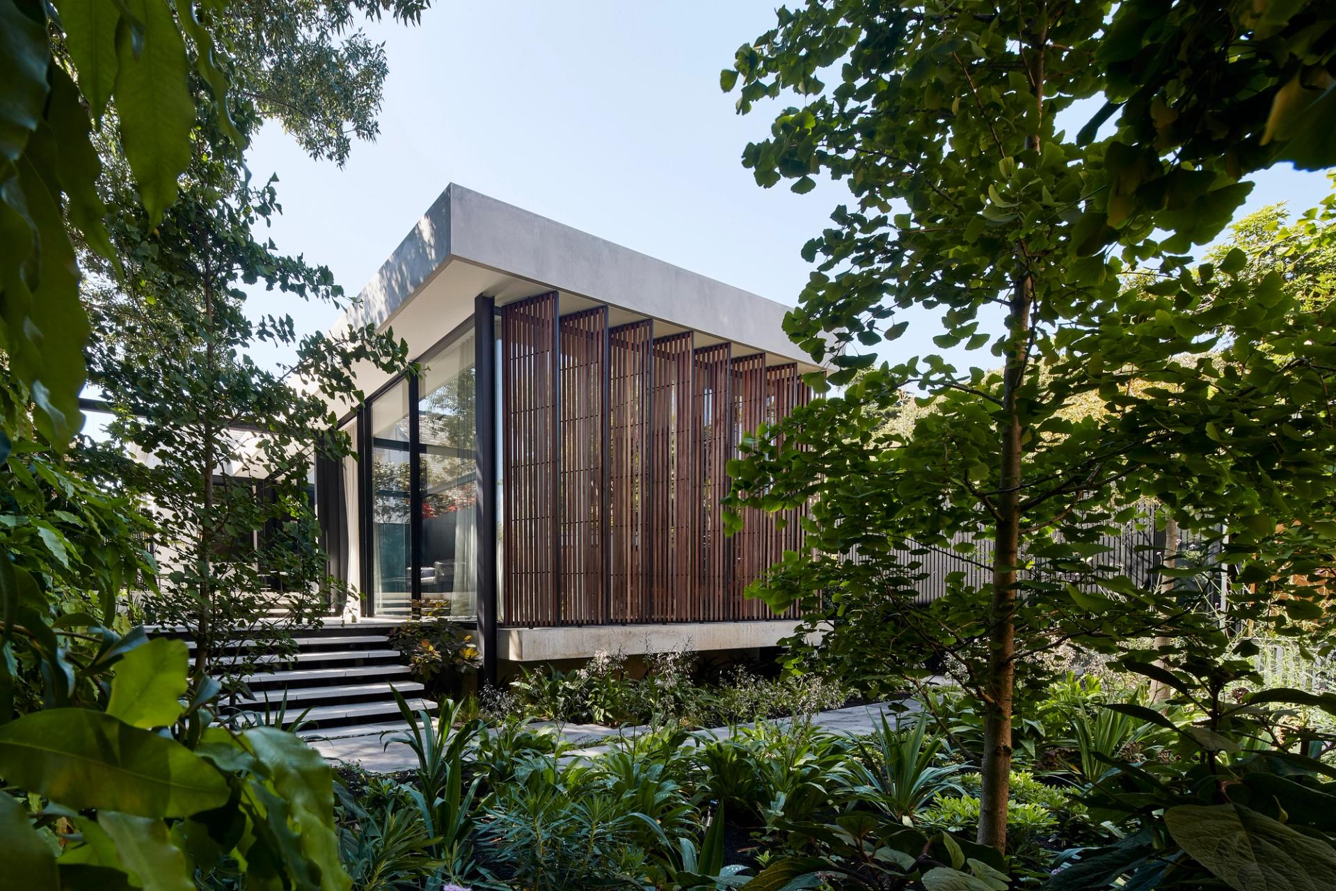 Expanses of glass and slimline framing make the extension appear as though it’s floating.