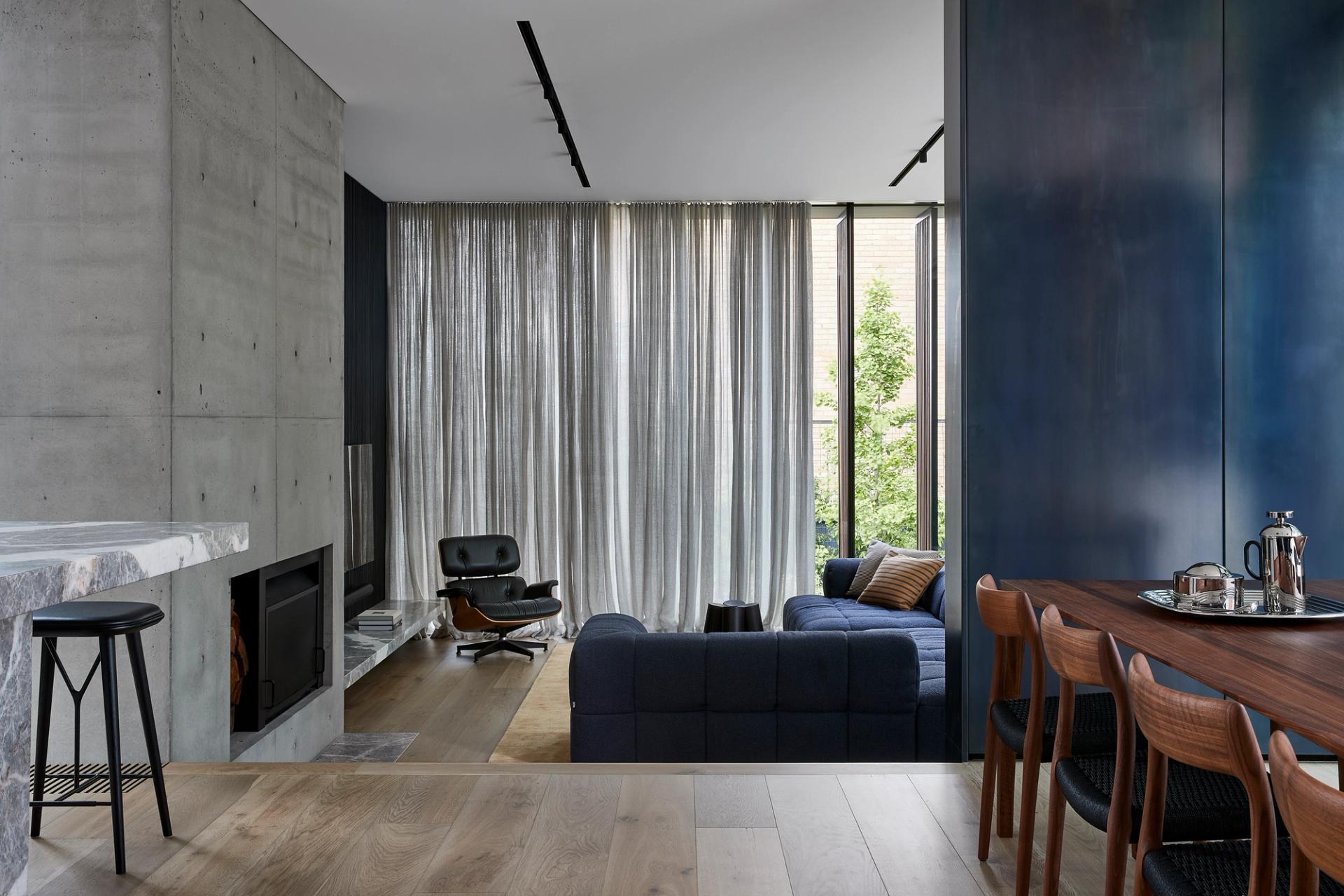 A contemporary interpretation of the ‘sunken lounge’ appears as though it’s floating over the lush garden.