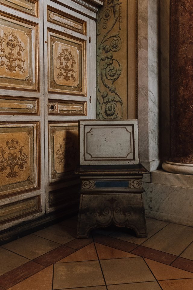 Chairs of the Vatican post thumbnail